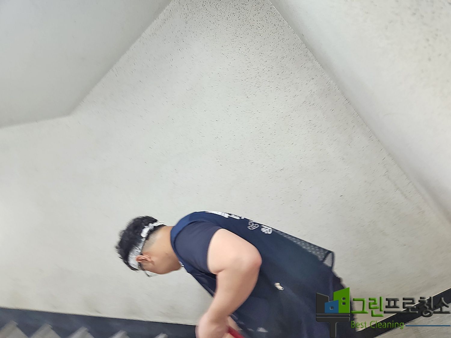 전문 장비를 이용한 계단 청소