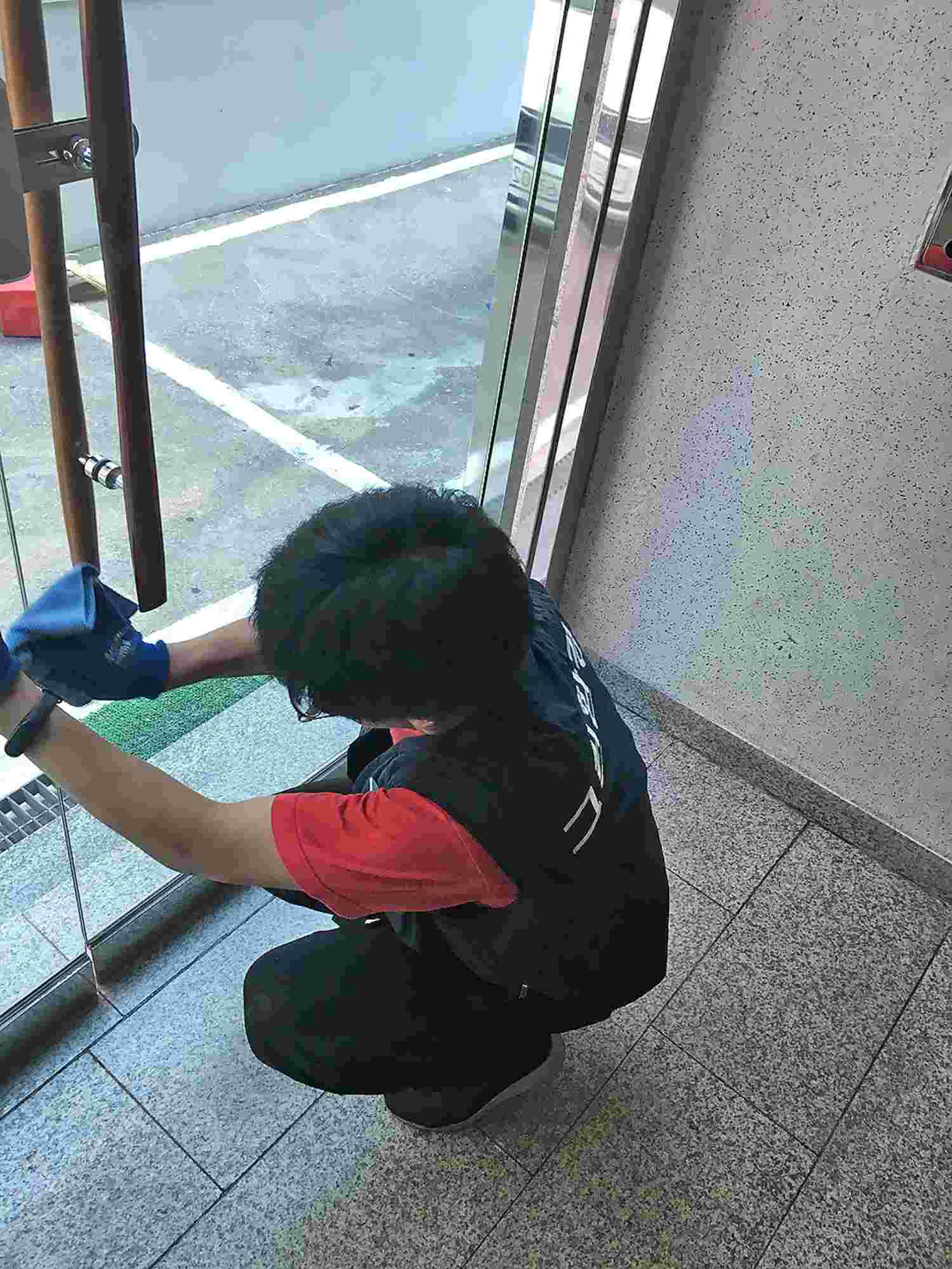 계단 사이 오염 제거 작업 현장
