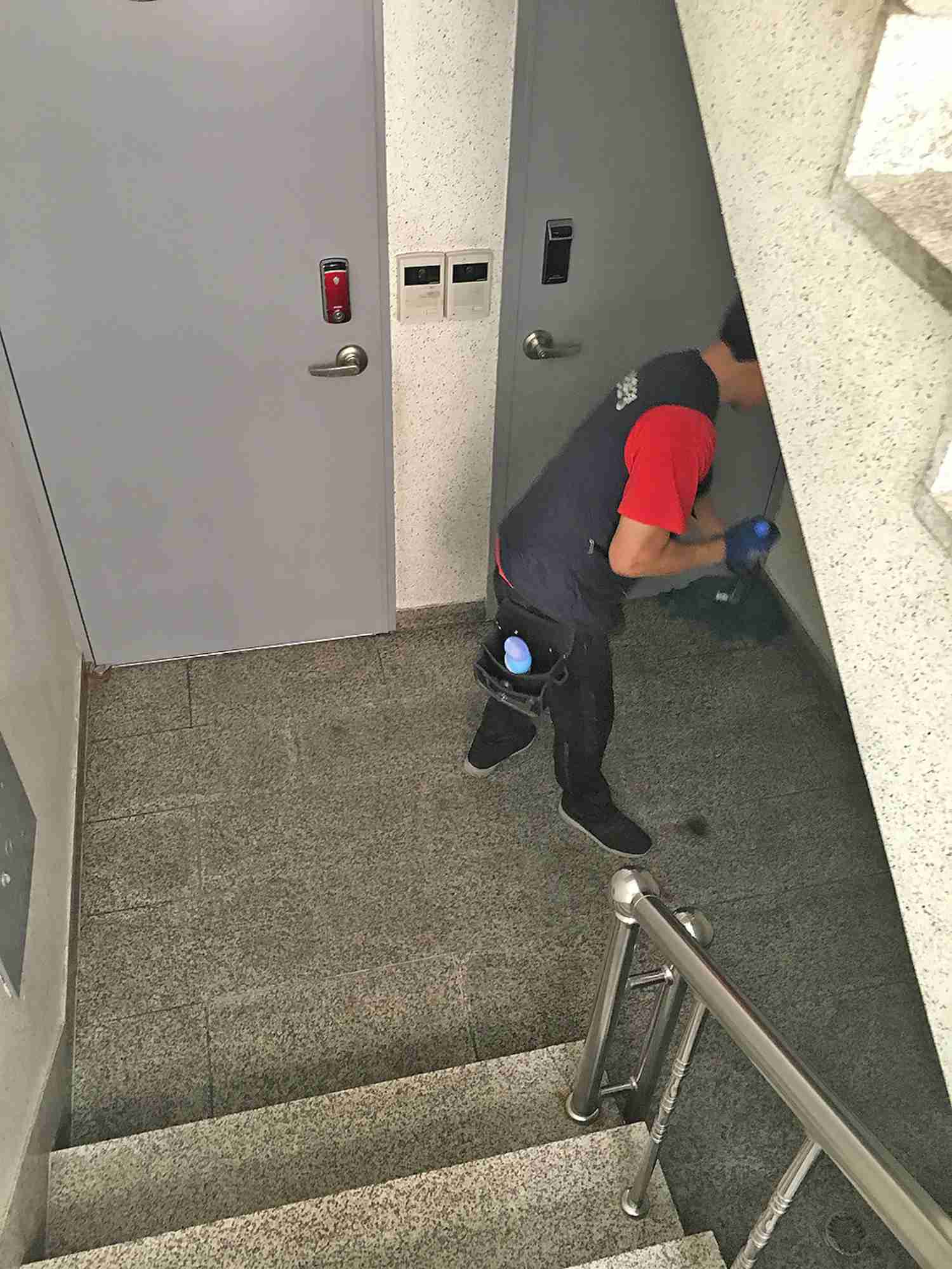 맞춤형 장비로 청소 중인 현장 이미지