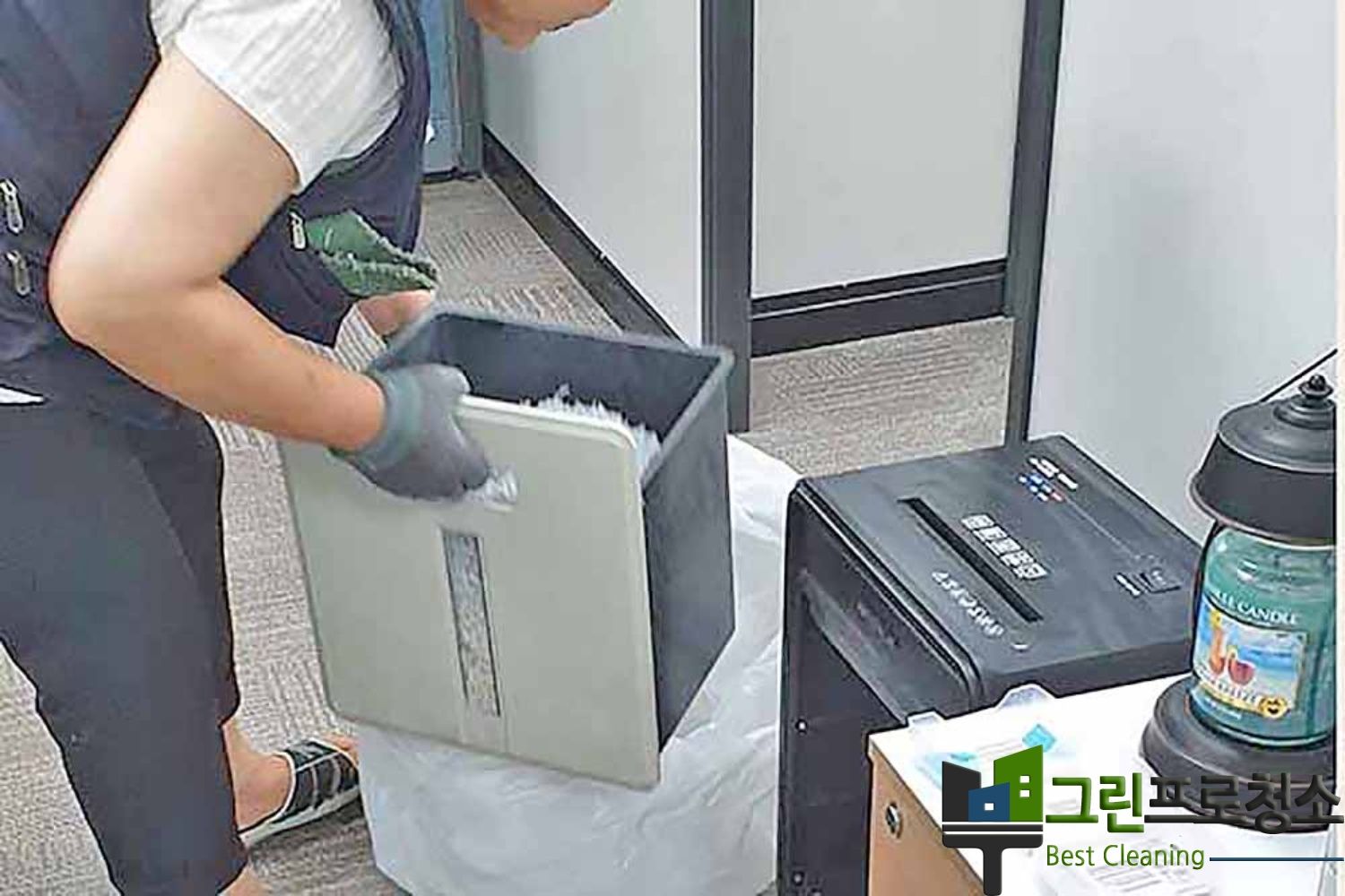 사무실 입구 바닥 청소