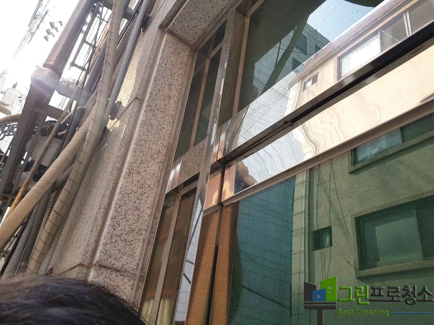 복도 물청소 장면