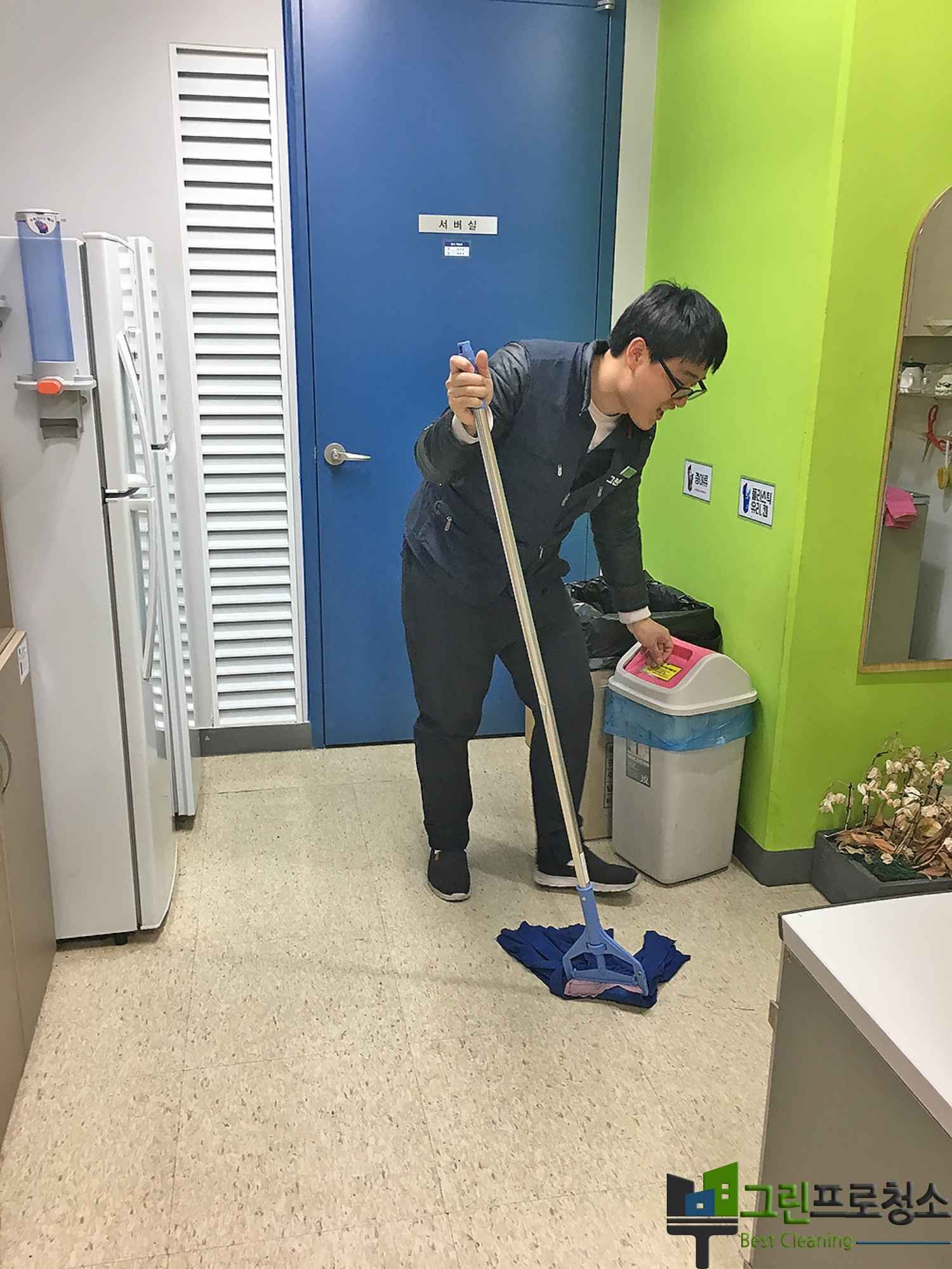 학원 청소 중 전문 장비 활용