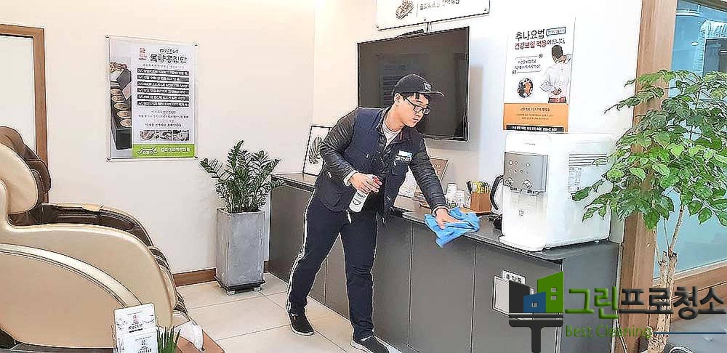 병원 바닥 전문 청소기 작동 장면