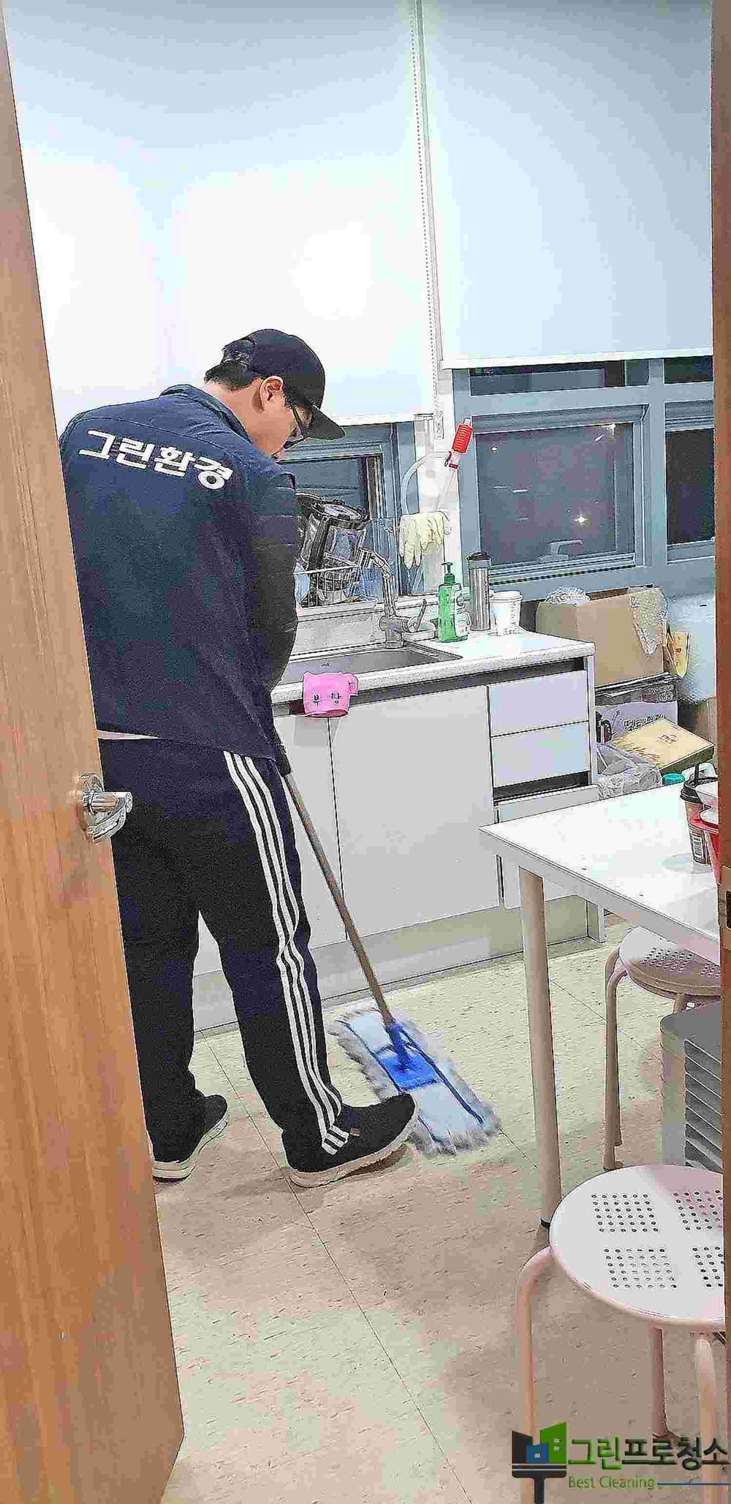 다양한 병원 공간에 </div>
<div class="contact-box">
<div class="box-content">
<a href="/병원-정기청소.php" class="text-decoration-none">병원-정기청소 자세히 보기</a>
</div>
</div>
</div>
<div class="post-date"><hr><i class="far fa-clock"></i> 2022-02-22 14:29:55</div>
</div>
</div>
</div>
<div class="sidebar sticky-sidebar col-lg-3">
<div class="theiaStickySidebar">
<div class="widget">
<div class="tabs">
<ul class="nav nav-tabs" id="tabs-posts" role="tablist">
<li class="nav-item">
<a class="nav-link active" id="home-tab" data-toggle="tab"
href="single-post.php#popular" role="tab" aria-controls="popular"
aria-selected="true">관련후기 더보기</a>
</li>
</ul>
<div class="tab-content" id="tabs-posts-content">
<div class="tab-pane fade show active" id="popular" role="tabpanel">
<div class="post-thumbnail-list">
<div class="post-thumbnail-entry">
<img alt=" 대표사진" src="assets/images/blogs/광교-개인병원-정기청소-주-3회/blogimage1.jpg">
<div class="post-thumbnail-content">
<a href="/광교-개인병원-정기청소-주-3회">광교 개인병원 정기청소 주 3회</a>
<span class="post-date"><i class="far fa-clock"></i> 2023-09-23 19:43:04</span>
</div>
</div>
<div class="post-thumbnail-entry">
<img alt=" 대표사진" src="assets/images/blogs/광교-병원-바닥-정기청소/blogimage1.jpg">
<div class="post-thumbnail-content">
<a href="/광교-병원-바닥-정기청소">광교 병원 바닥 정기청소</a>
<span class="post-date"><i class="far fa-clock"></i> 2022-02-22 14:29:55</span>
</div>
</div>
<div class="post-thumbnail-entry">
<img alt=" 대표사진" src="assets/images/blogs/광교-병원-위생관리-청소-주-5회/blogimage1.jpg">
<div class="post-thumbnail-content">
<a href="/광교-병원-위생관리-청소-주-5회">광교 병원 위생관리 청소 주 5회</a>
<span class="post-date"><i class="far fa-clock"></i> 2022-01-03 23:39:07</span>
</div>
</div>
</div>
<!--tab-pane-->
</div>
<!--tab-content-->
</div>
<!--tabs-->
</div>
<!--widget-->
</div>
<div class="widget widget-tags">
<h4 class="widget-title font_weight_600">Tags</h4>
<div class="tags">
<a href="/준공청소.php">병원 준공청소</a>
<a href="/인테리어청소.php">병원 인테리어청소</a>
<a href="/창문청소.php">병원 창문청소</a>
</div>
<!--widget-->
</div>
<!--theiaStickySidebar-->
</div>
<!--sidebar-->
</div>
<!--row-->
</div>
</div>
<!--container-->
</section>
<section class="contact-section page-contact">
<figure class="offer-top-layout mb-0">
<img src="assets/images/offer-top-layout.png" alt="공통으로 쓰는 꾸미는 레이어입니다." class="img-fluid">
</figure>
<div class="container">
<div class="row">
<div class="col-lg-5 col-md-12 col-sm-12 col-12">
<div class="contact_content" data-aos="fade-right" data-aos-once="true">
<h6>Contact Info</h6>
<h2>연락 정보</h2>
<div class="contact-box">
<div class="box-image">
<figure class="contact-location">
<i class="fa-solid fa-map-location-dot"></i>
</figure>
</div>
<div class="box-content">
<h4>주소: </h4>
<p class="text">경기도 수원시 영통구 영통로200번길 21 , 3층</p>
</div>
</div>
<div class="contact-box">
<div class="box-image">
<figure class="contact-email">
<i class="fa-solid fa-at"></i>
</figure>
</div>
<div class="box-content">
<h4 class="heading">메신저:</h4>
<p>
<a href="mailto:support@example.com" class="text-decoration-none">카카오톡 : 그린프로청소</a>
</p>
<p>
<a href="mailto:greencleanup@naver.com" class="mb-0 text-decoration-none">이메일 : greencleanup@naver.com</a>
</p>
</div>
</div>
<div class="contact-box box-mb">
<div class="box-image">
<figure class="contact-phone">
<i class="fa-solid fa-mobile"></i>
</figure>
</div>
<div class="box-content">
<h4 class="heading">대표번호 :</h4>
<p>
<a href="tel:1661-0310" class="text-decoration-none text">1661-0310 클릭</a>
</p>
</div>
</div>
</div>
</div>
<div class="col-lg-7 col-md-12 col-sm-12 col-12">
<div class="need-section">
<figure class="offer-circle-drop mb-0">
<img src="assets/images/offer-circle-drop.png" alt="공통으로 쓰는 꾸미는 레이어입니다." class="img-fluid">
</figure>
<div class="need_content">
<h6 class="text-white">Write to us</h6>
<h2 class="text-white">간편 견적</h2>
<form id="contactpage" method="POST" action="mail.php">
<div class="row">
<div class="col-12">
<div class="form-group mb-0">
<input type="hidden" name="mainArea" value="수원">
<input type="text" class="form_style" placeholder="주소(동까지)" name="cleanArea">
</div>
</div>
<div class="col-12">
<div class="form-group mb-0">
<input type="text" class="form_style" placeholder="전화번호" name="cleanTell">
</div>
</div>
<div class="col-lg-12">
<div class=" form-group mb-0">
<textarea class="form_style" placeholder="작업내용(청소종류, 평수, 작업 예정일 or 정기청소 주 몇회)" rows="3" name="cleanType"></textarea>
</div>
</div>
</div>
<div class="manage-button text-center">
<button type="submit" class="send_now text-white text-decoration-none">요청하기
<i class="circle fa-thin fa-arrow-right"></i>
</button>
</div>
</form>
</div>
</div>
</div>
</div>
</div>
<figure class="offer-bottomlayer mb-0">
<img src="assets/images/offer-bottomlayer.png" alt="공통으로 쓰는 꾸미는 레이어입니다." class="img-fluid">
</figure>
</section>
<!-- Footer -->
<section class=footer-section page-footer>
<div class="container">
<figure class="mb-0 about-drop-left">
<img src="assets/images/about-drop-right.png" alt="공통으로 쓰는 꾸미는 레이어입니다." class="img-fluid">
</figure>
<div class="middle-portion">
<div class="row">
<div class="col-lg-4 col-md-5 col-sm-6 col-12">
<div class="first-column">
<a href="index.php">
<figure class="footer-logo">
<img src="assets/images/logo-수원.png" class="img-fluid" alt="공통으로 쓰는 꾸미는 레이어입니다.">
</figure>
</a>
<p class="text-size-18 footer-text">그린프로청소는 환경 친화성, 전문성, 맞춤형 서비스, 고객 중심 접근,
신뢰와 안전성 등 다양한 측면에서 고객들에게 최상의 청소 서비스를 제공하기 위해 노력하고 있습니다.</p>
<div class="lower">
<div class="lower-content">
<figure class="icon">
<i class="fa-solid fa-phone-volume"></i>
</figure>
<div class="content">
<span class="text-white">대표번호:</span>
<a class="text-size-18 mb-0 text text-decoration-none" href="tel:1661-0310">1661-0310</a>
</div>
</div>
<div class="lower-content">
<figure class="icon">
<i class="fa-solid fa-envelope-open-text"></i>
</figure>
<div class="content">
<span class="text-white">카카오톡:</span>
<a href="mailto:info@example.com" class="text-size-18 mb-0 text-decoration-none">그린프로청소</a>
</div>
</div>
</div>
</div>
</div>
<div class="col-lg-2 col-md-3 col-sm-12 col-12 d-md-block d-none">
<div class="links list-pd">
<h4 class="heading text-white">서비스들</h4>
<ul class="list-unstyled mb-0">
<li><a href="사업장청소.php" class="text-size-18 text text-decoration-none">사업장청소</a></li>
<li><a href="특수청소.php" class="text-size-18 text text-decoration-none">특수청소</a></li>
<li><a href="정기청소.php" class="text-size-18 text text-decoration-none">정기청소</a></li>
<li><a href="바닥청소.php" class="text-size-18 text text-decoration-none">바닥청소</a></li>
<li><a href="홈클리닝.php" class="text-size-18 text text-decoration-none">홈클리닝</a></li>
<li><a href="작업후기.php" class="text-size-18 text text-decoration-none">작업후기</a></li>
<li><a href="블로그.php" class="text-size-18 text text-decoration-none">블로그</a></li>
</ul>
</div>
</div>
<div class="col-lg-2 col-md-2 col-sm-12 col-12 d-lg-block d-none">
<div class="links">
<h4 class="heading text-white">연락방법</h4>
<ul class="list-unstyled mb-0">
<li><a href="tel:1661-0310" class="text-size-18 text text-decoration-none">수원점 전화</a></li>
<li><a href="mailto:greencleanup@naver.com" class="text-size-18 text text-decoration-none">메일보내기</a>
</li>
<li><a href="team.html" class="text-size-18 text text-decoration-none">카카오톡</a></li>
<li><a href="contact.php" class="text-size-18 text text-decoration-none">빠른견적</a></li>
<li><a href="https://www.greencleaning.co.kr" target="_blank" class="text-size-18 text text-decoration-none">본사 그린프로청소</a>
</li>
</ul>
</div>
</div>
<div class="col-lg-4 col-md-4 col-sm-6 col-12 d-sm-block d-none">
<div class="icons">
<h4 class="heading mb-0 text-white">빠른견적</h4>
<h4 class="heading text-white">연락처만 남겨주세요.</h4>
<p class="text-size-18 footer-text text-white">저희 작업중이거나 상담사가 통화중 연결이 안될 때 연락처 남겨주세요. 바로 연락드리겠습니다.</p>
<form id="contactpage1" method="POST" action="contact-form.php">
<div class="form-group mb-0">
<input type="text" class="form_style" placeholder="연락가능한 번호 남겨주세요." name="cleanTell">
<input type="hidden" name="cleanType" value="간략">
<input type="hidden" name="cleanArea" value="간략">
<input type="hidden" name="mainArea" value="수원">
</div>
<button type="submit" class="subscribe_now text-white text-decoration-none">전송 하기
<i class="circle fa-thin fa-arrow-right"></i>
</button>
</form>
</div>
</div>
</div>
</div>
<div class="copyright">
<div class="container">
<div class="row copyright-border">
<div class="col-lg-6 col-md-6 col-sm-12 co-12 column">
<p class="text-size-16">상호 : 사무실 바닥 식당 준공 정기청소 그린프로청소 수원점 이름: 김하나</p>
<p class="text-size-16">Copyright ©2019 https://greensuwon.mycafe24.com All Rights Reserved</p>
</div>
</div>
</div>
</div>
<figure class="footer-dotimage mb-0">
<img src="assets/images/footer-dotimage.png" alt="공통으로 쓰는 꾸미는 레이어입니다." class="img-fluid">
</figure>
<figure class="footer-leftlayer mb-0">
<img src="assets/images/common-layer-white.png" alt="공통으로 쓰는 꾸미는 레이어입니다." class="img-fluid comon-img-opa">
</figure>
</div>
</section>
<a id="btn-call-to-action" class="get_started button1 text-white text-decoration-none" href="tel:1661-0310">
지금 전화 않으면, 내일도 그대로! 수원시 외 수도권도 OK! </br>
<span><i class="fa-solid fa-phone"></i> 1661-0310 — 지금 <sapn class="click"> 주황색을 클릭</span>하세요!</span>
</a>
<div class="modal" tabindex="-1" role="dialog" id="myModal">
<div class="modal-dialog" role="document">
<div class="modal-content">
<div class="modal-header">
<h5 class="modal-title">예약요청 결과</h5>
<button type="button" class="close" data-dismiss="modal" aria-label="Close">
<span aria-hidden="true">×</span>
</button>
</div>
<div class="modal-body">
<p class="modal-result"></p>
</div>
<div class="modal-footer">
<button type="button" class="btn btn-secondary" data-dismiss="modal">닫기</button>
</div>
</div>
</div>
</div>
<!-- Latest compiled JavaScript -->
<script src="assets/js/jquery-3.6.0.min.js"> </script>
<script src="assets/js/bootstrap.min.js"> </script>
<script src="assets/js/video_link.js"></script>
<script src="assets/js/video.js"></script>
<script src="assets/js/counter.js"></script>
<script src="assets/js/owl.carousel.js"></script>
<script src="assets/js/custom-carousel.js"></script>
<script src="assets/js/custom.js"></script>
<script src="assets/js/animation_links.js"></script>
<script src="assets/js/animation.js"></script>
</body>
</html>