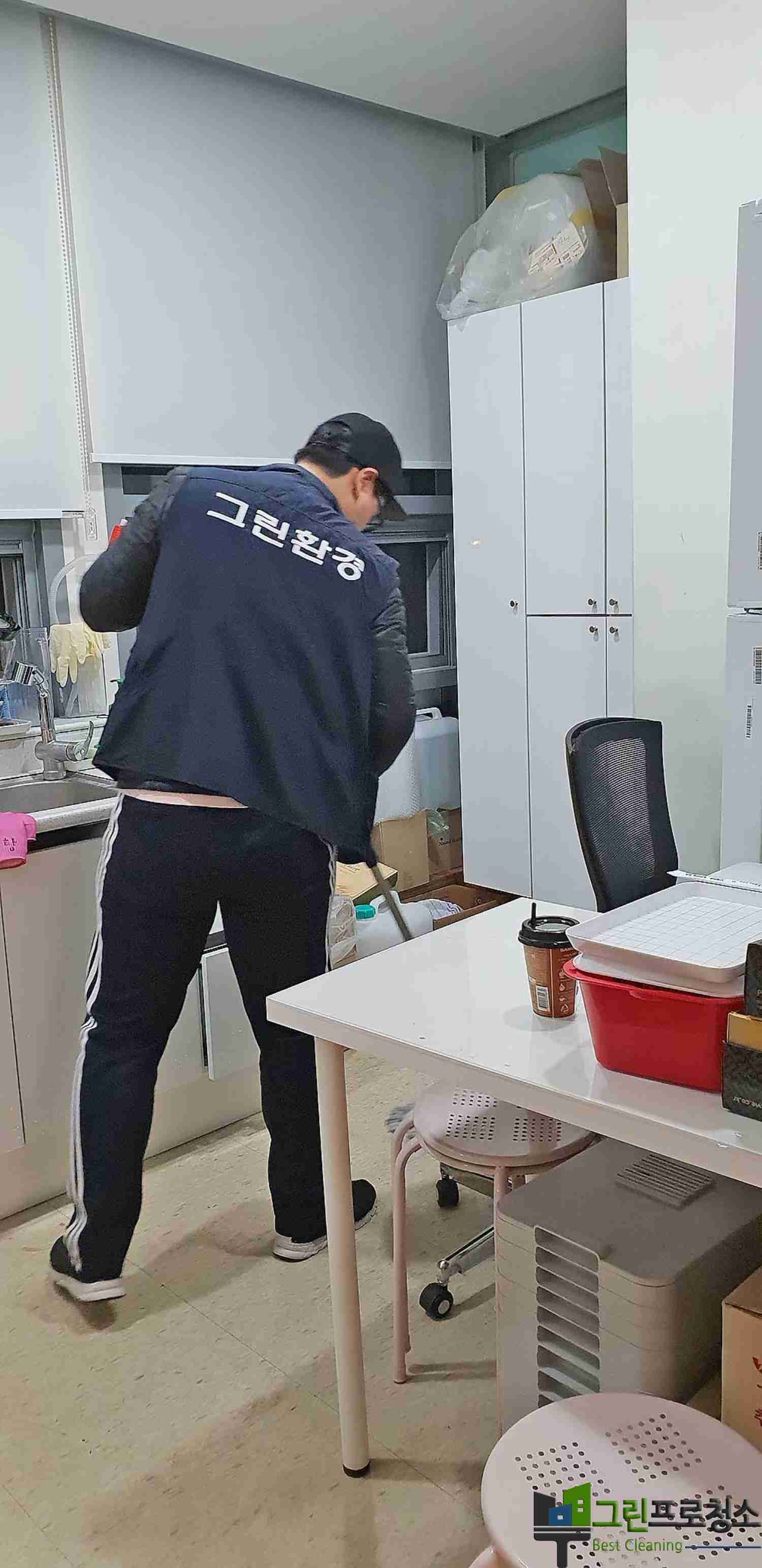 병원 복도 청소 전 후 차이
