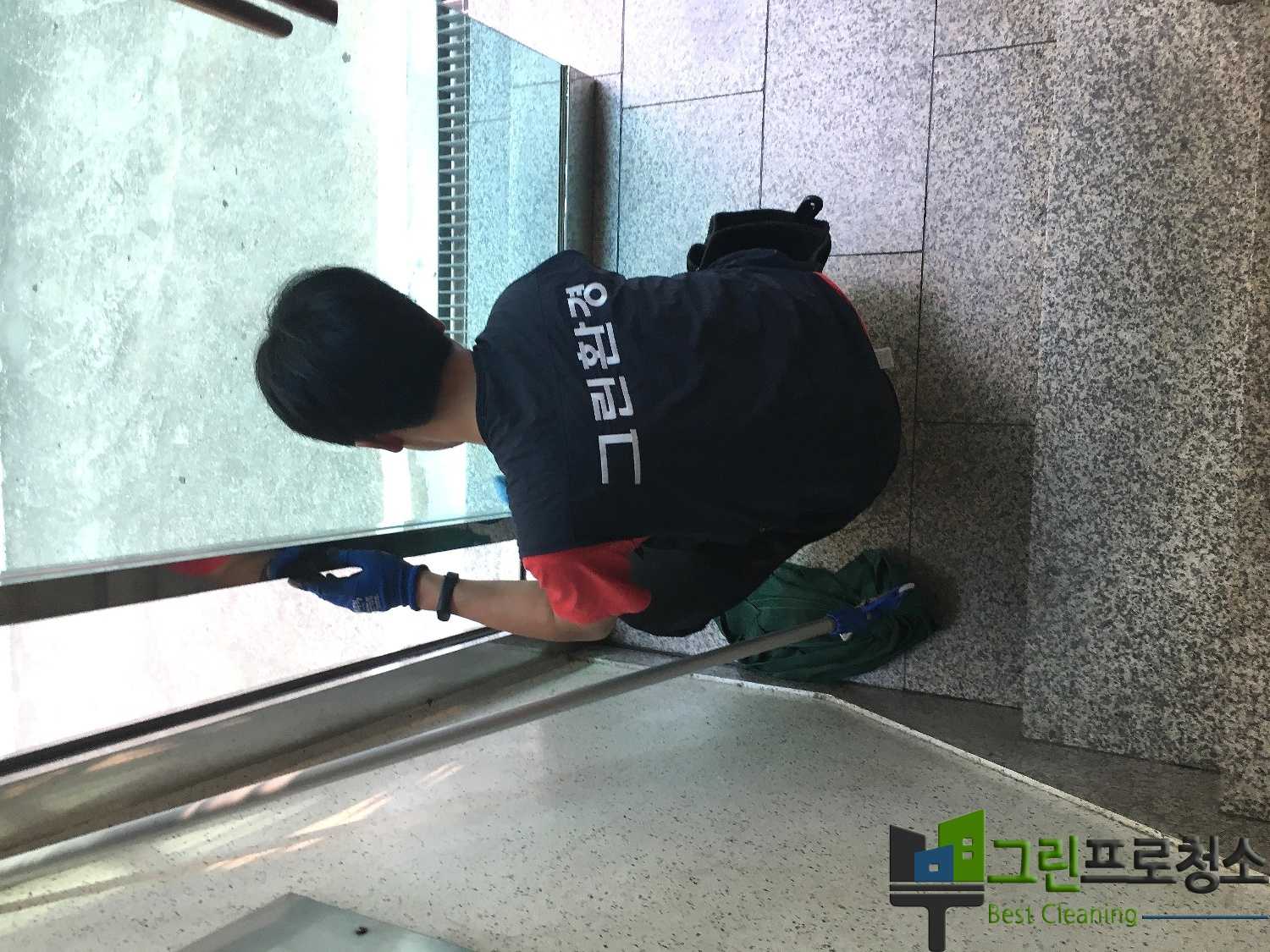 정밀 장비로 계단을 세척 중인 장면
