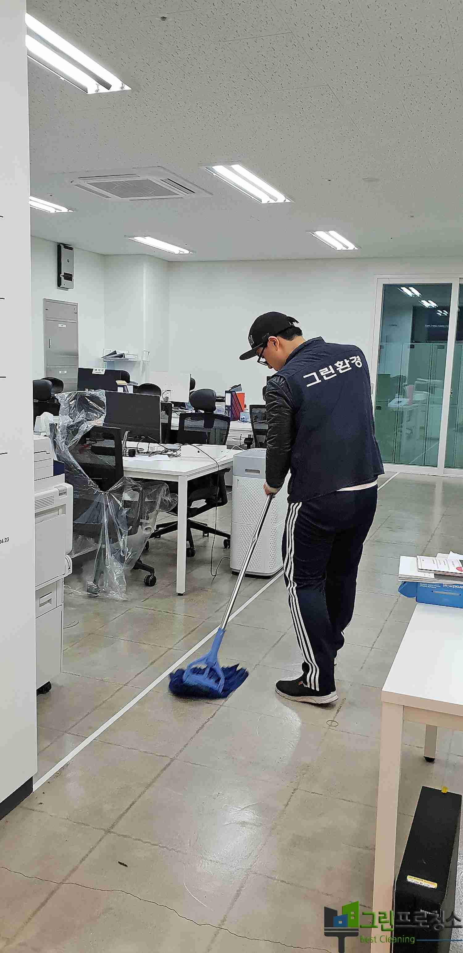 바닥 청소 관리 모습 이미지4