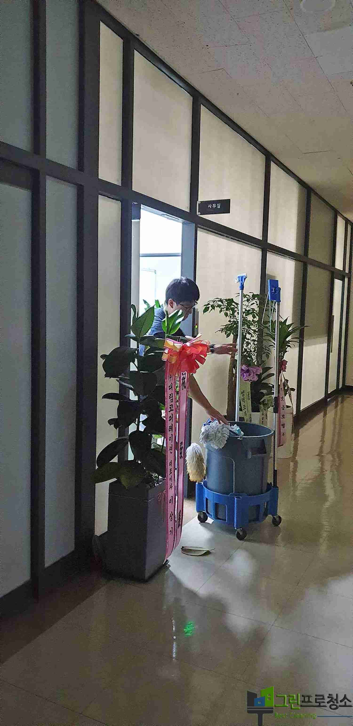 광교 사무실 복도 정기청소 이미지2