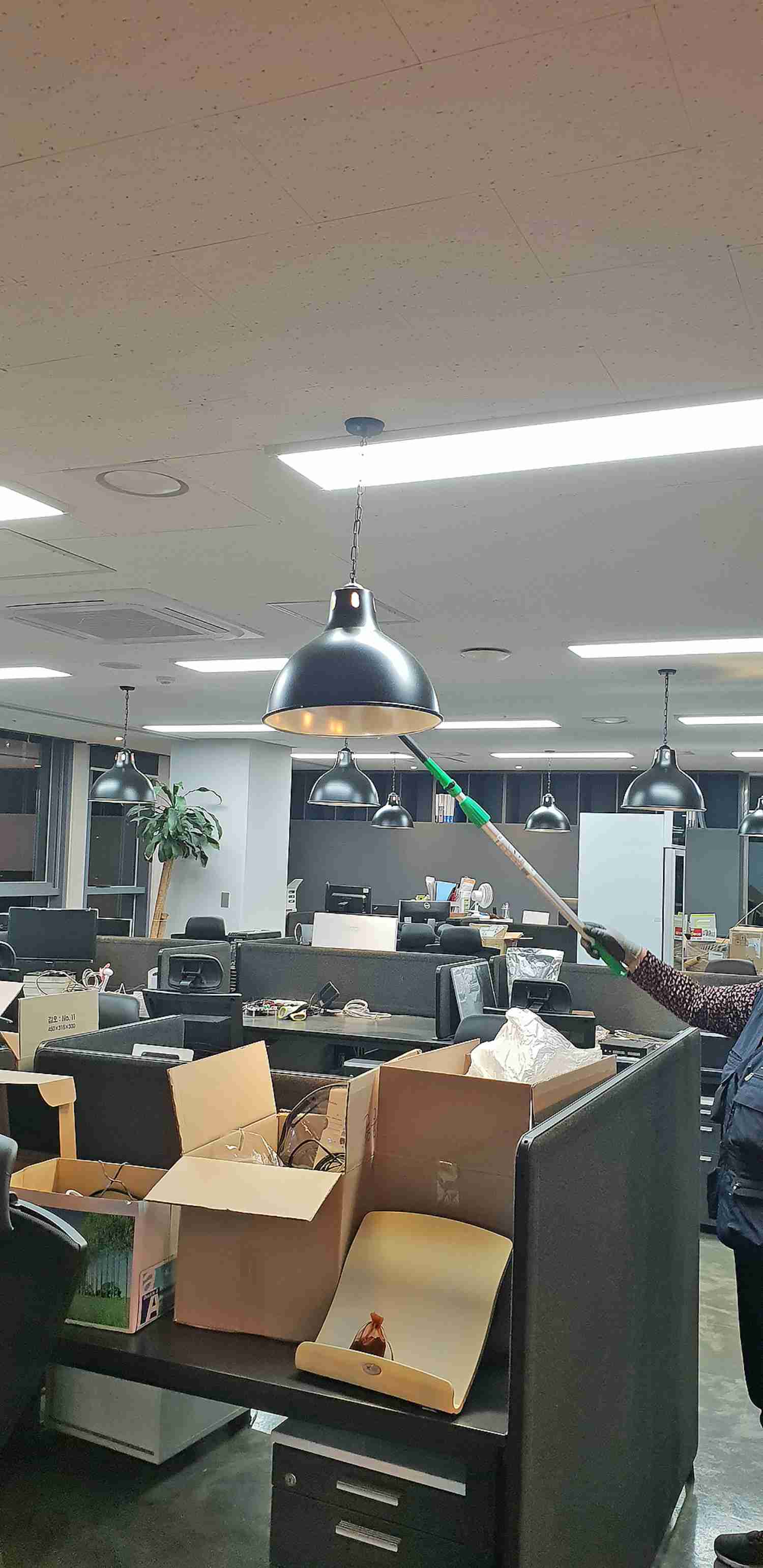 바닥 및 창틀 청소 진행 장면