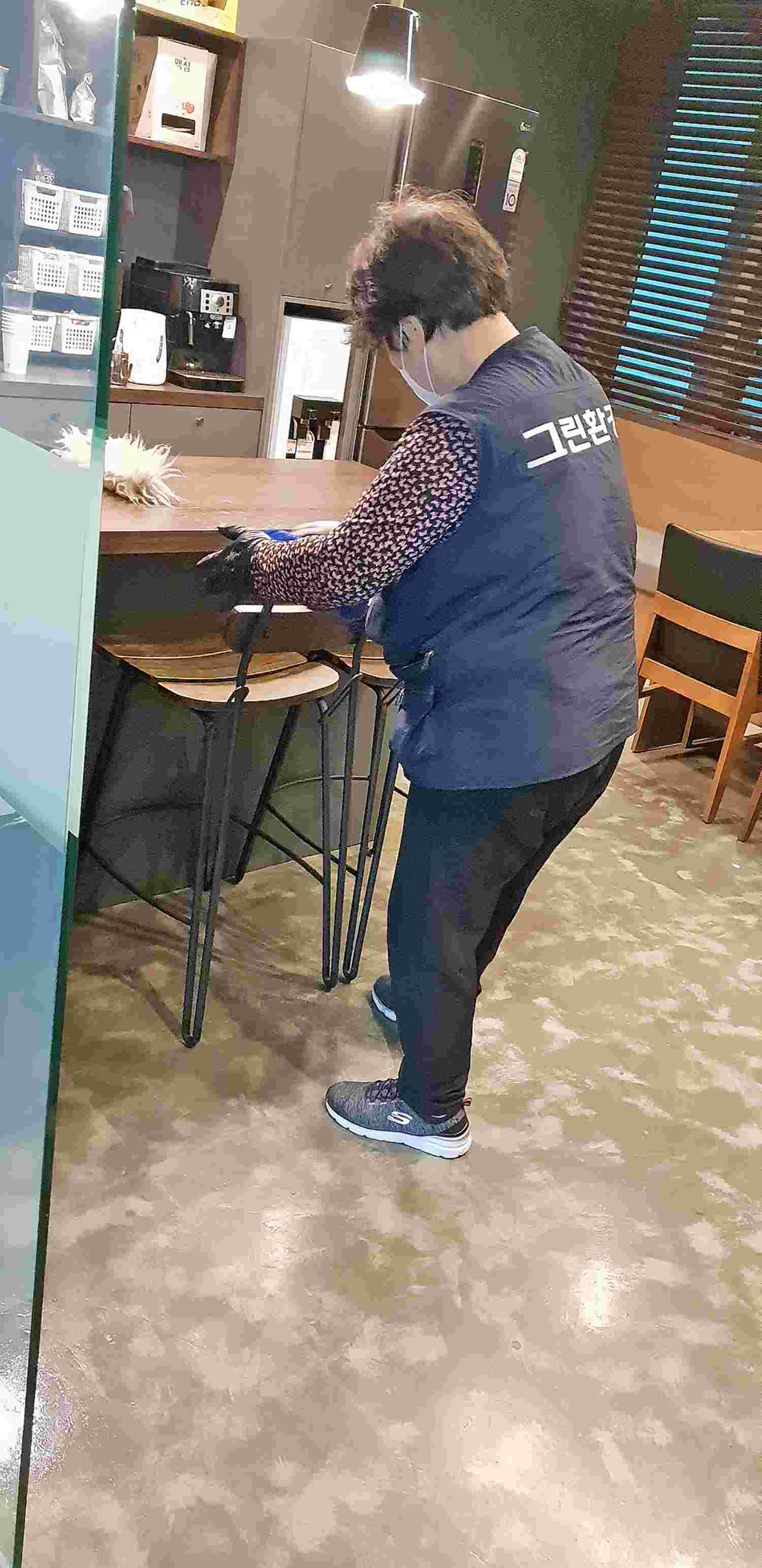 공용 공간 바닥 청소 과정