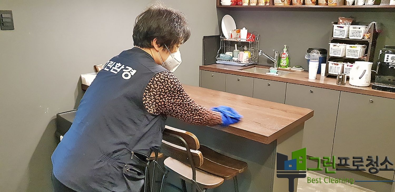 사무실 내부 클리닝 후 모습