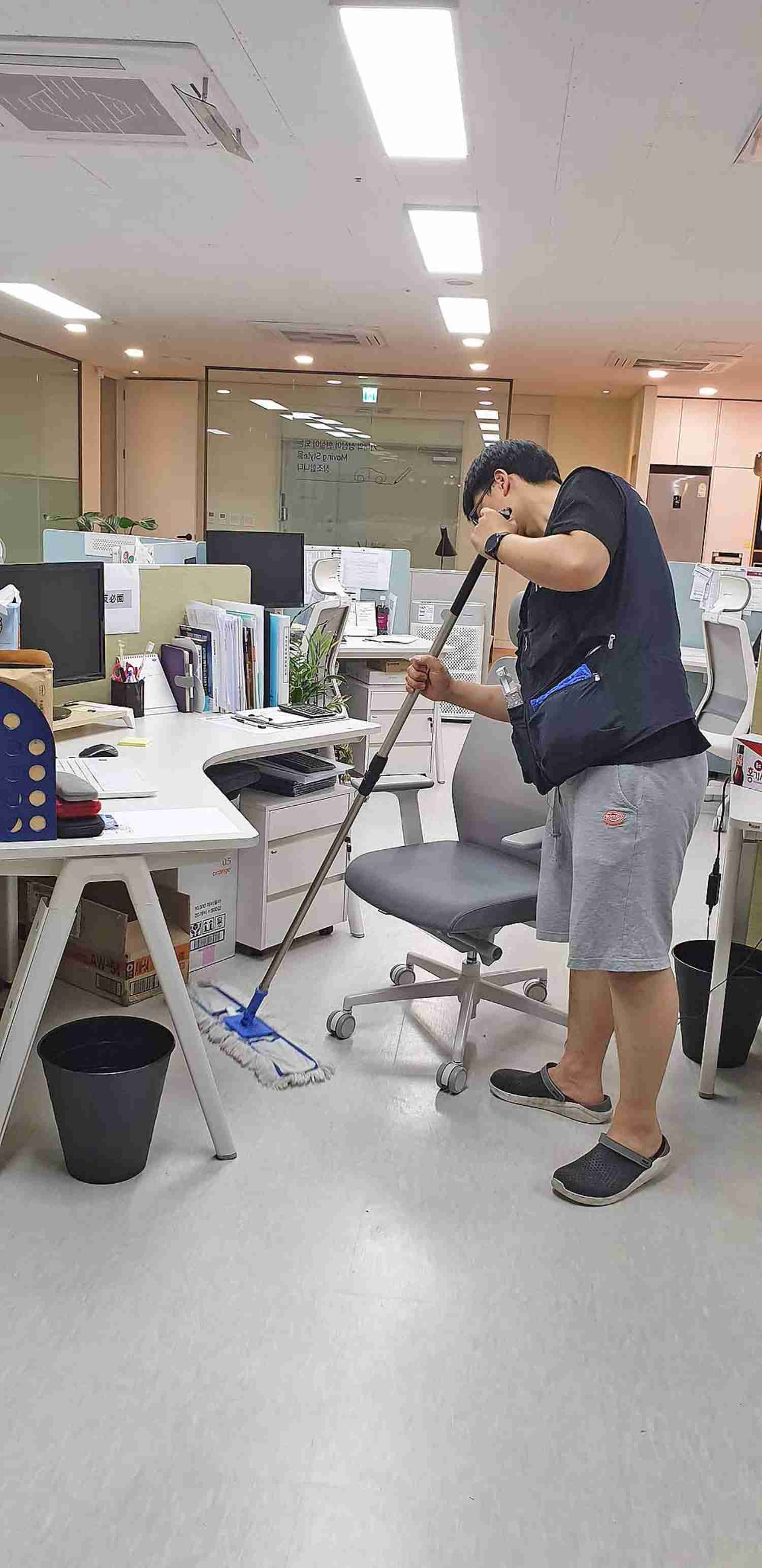 사무기기 주변 정돈 장면