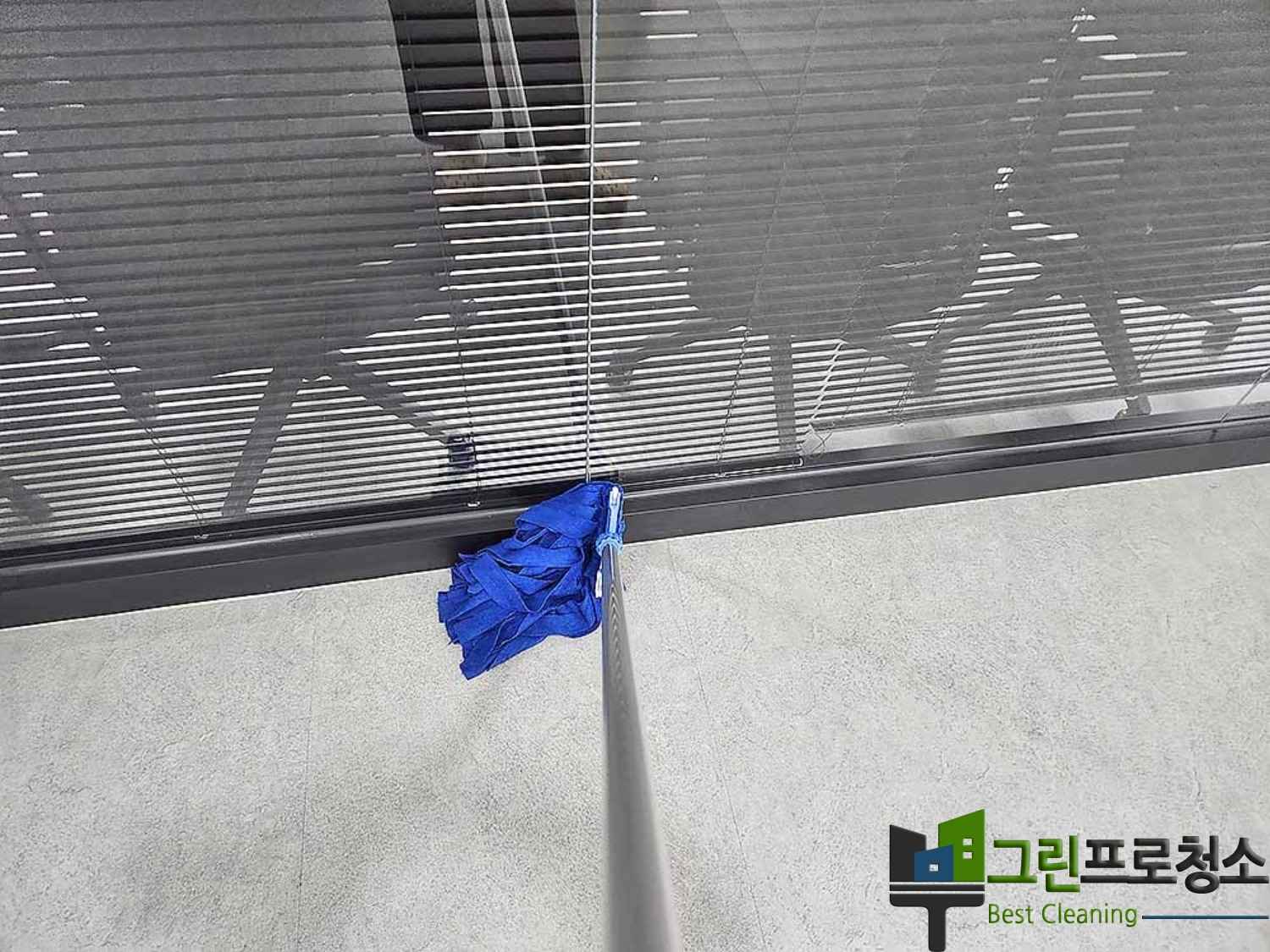 사무 가구 정리 및 먼지제거