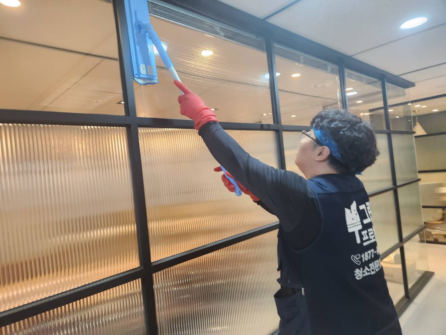 광교 유리창 정기청소 작업 중 모습