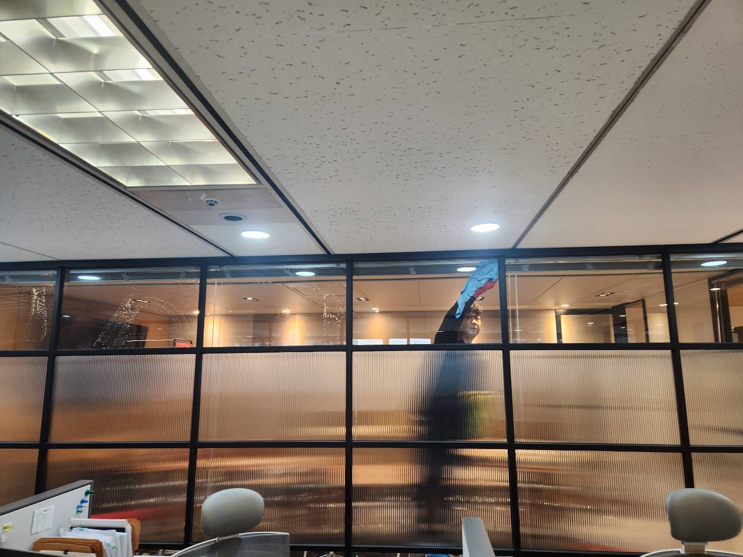 유리창 표면의 물기 제거 작업