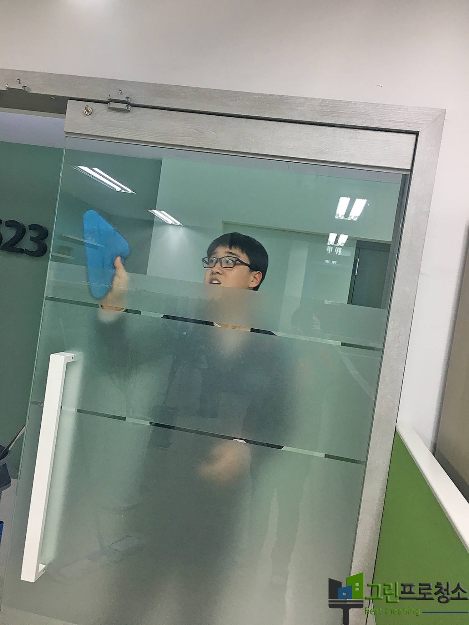 소독 전문 인력의 현장 청소 장면