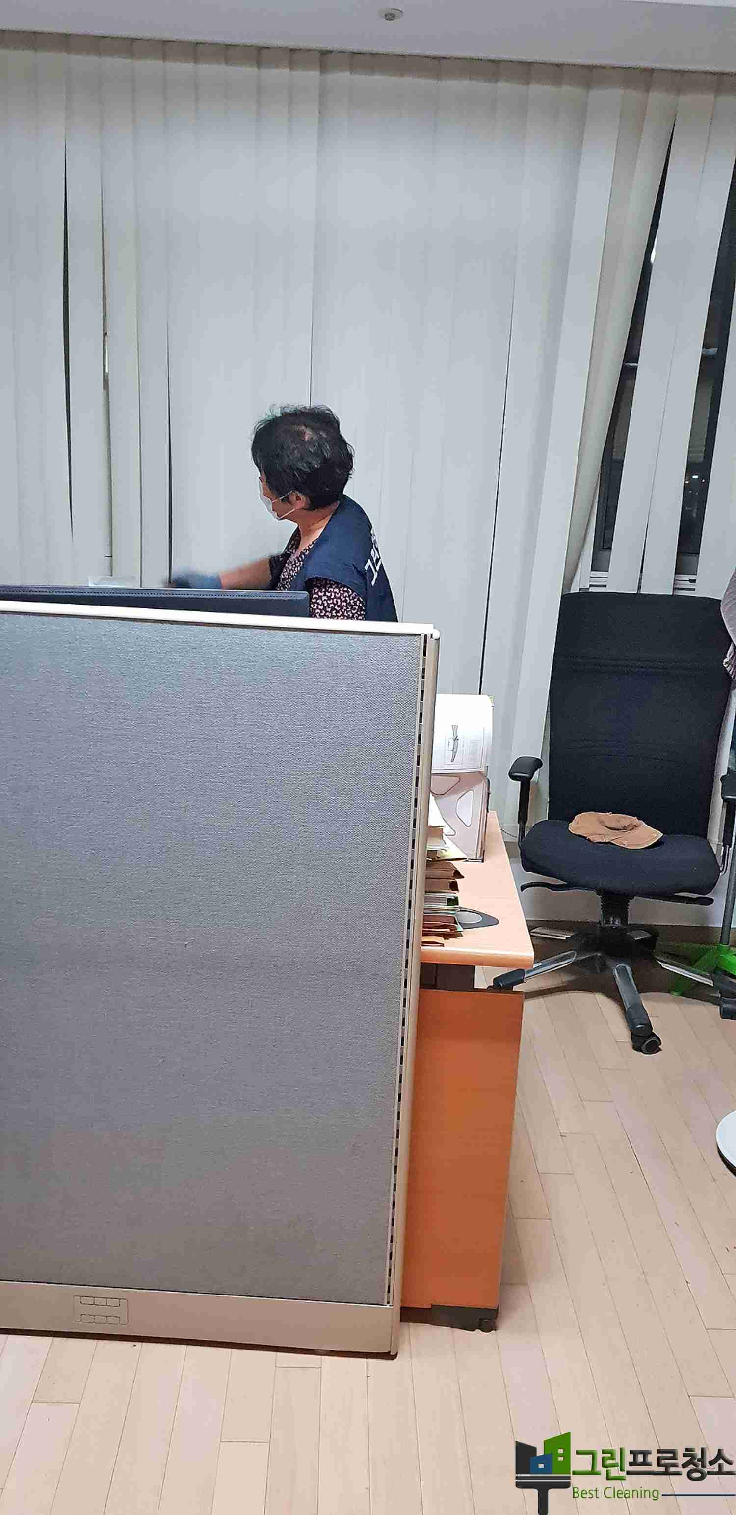 진료실 내 장비 위 청소 실시