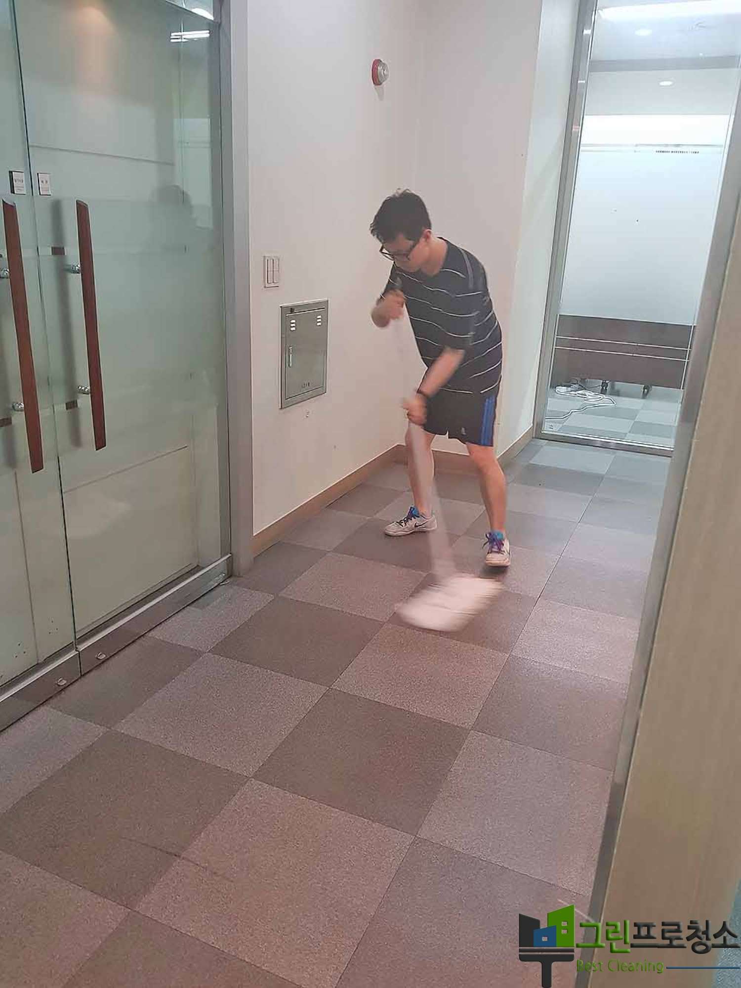 감염예방용 장비로 작업 중인 직원