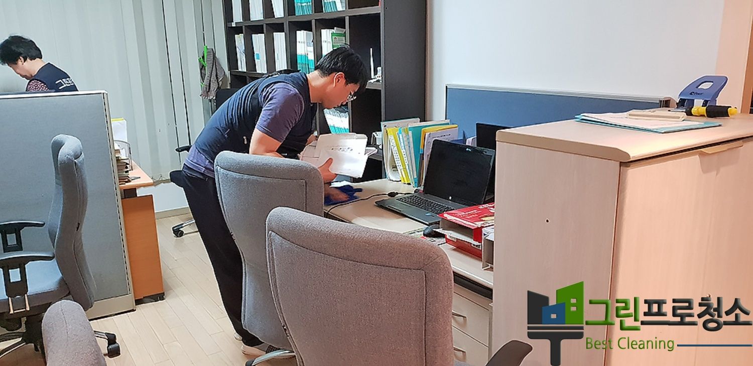 욕실 청소 작업 장면