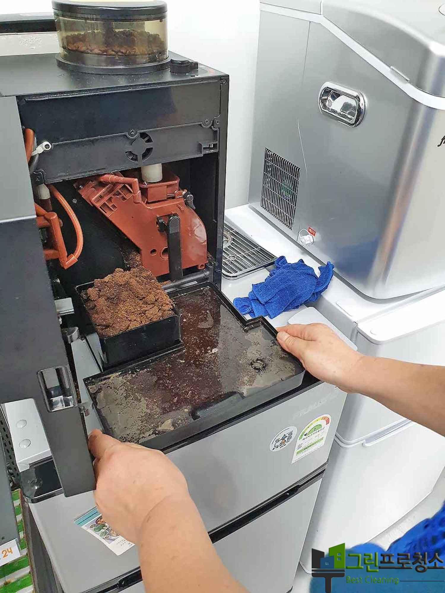 회의실 바닥과 유리창까지 청소하는 장면