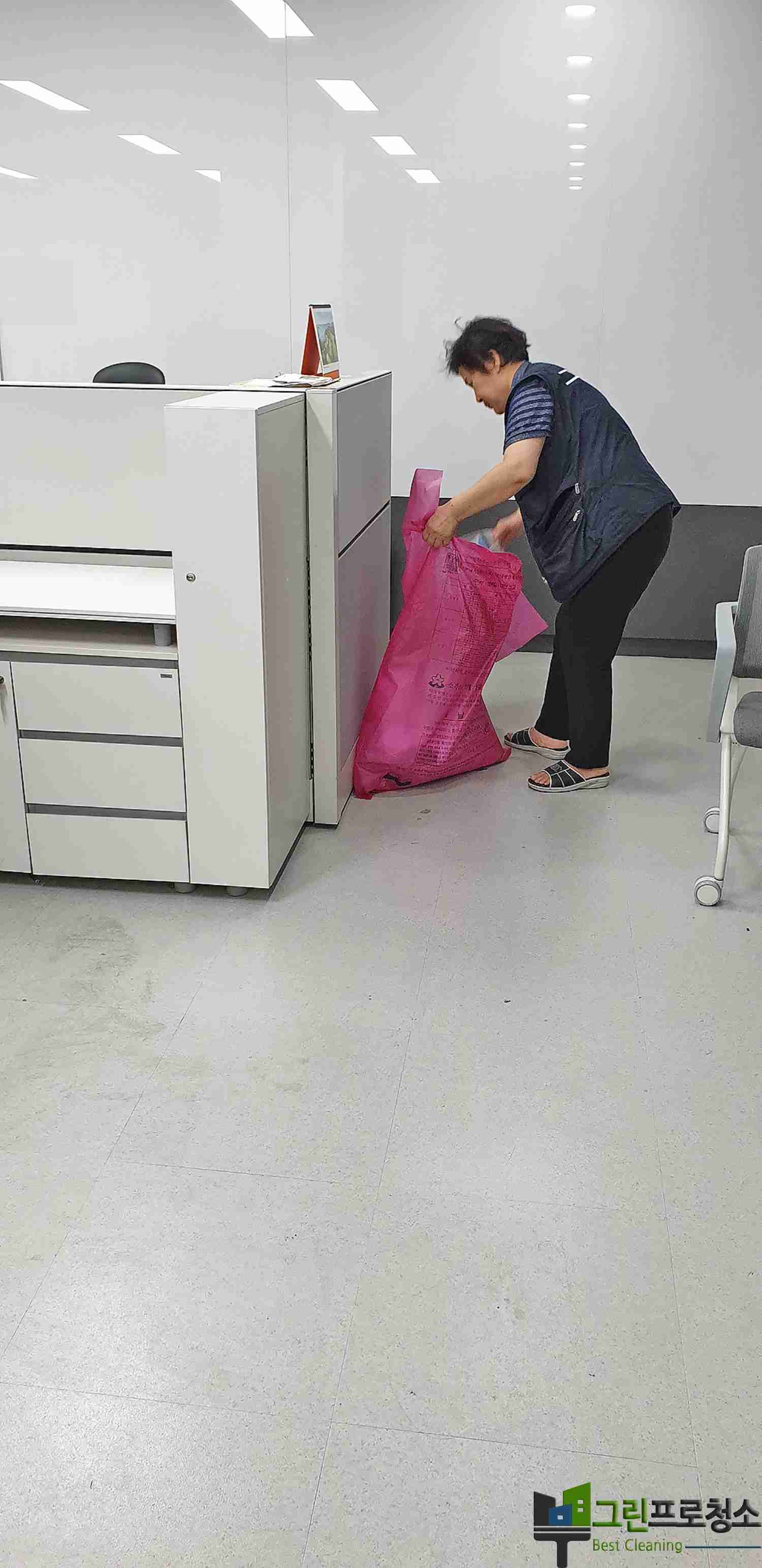화장실 살균 청소 작업