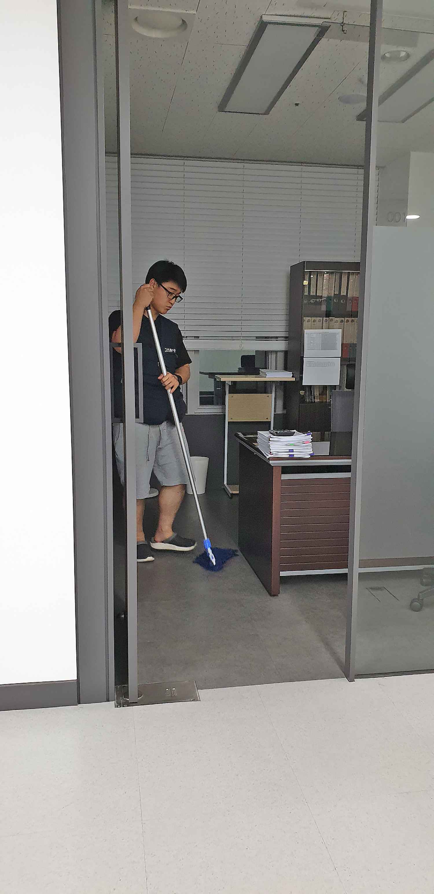 교실 책상 위 클리닝 중