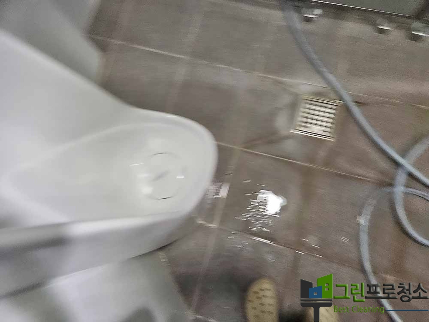 청소 후 깨끗해진 창고 내부