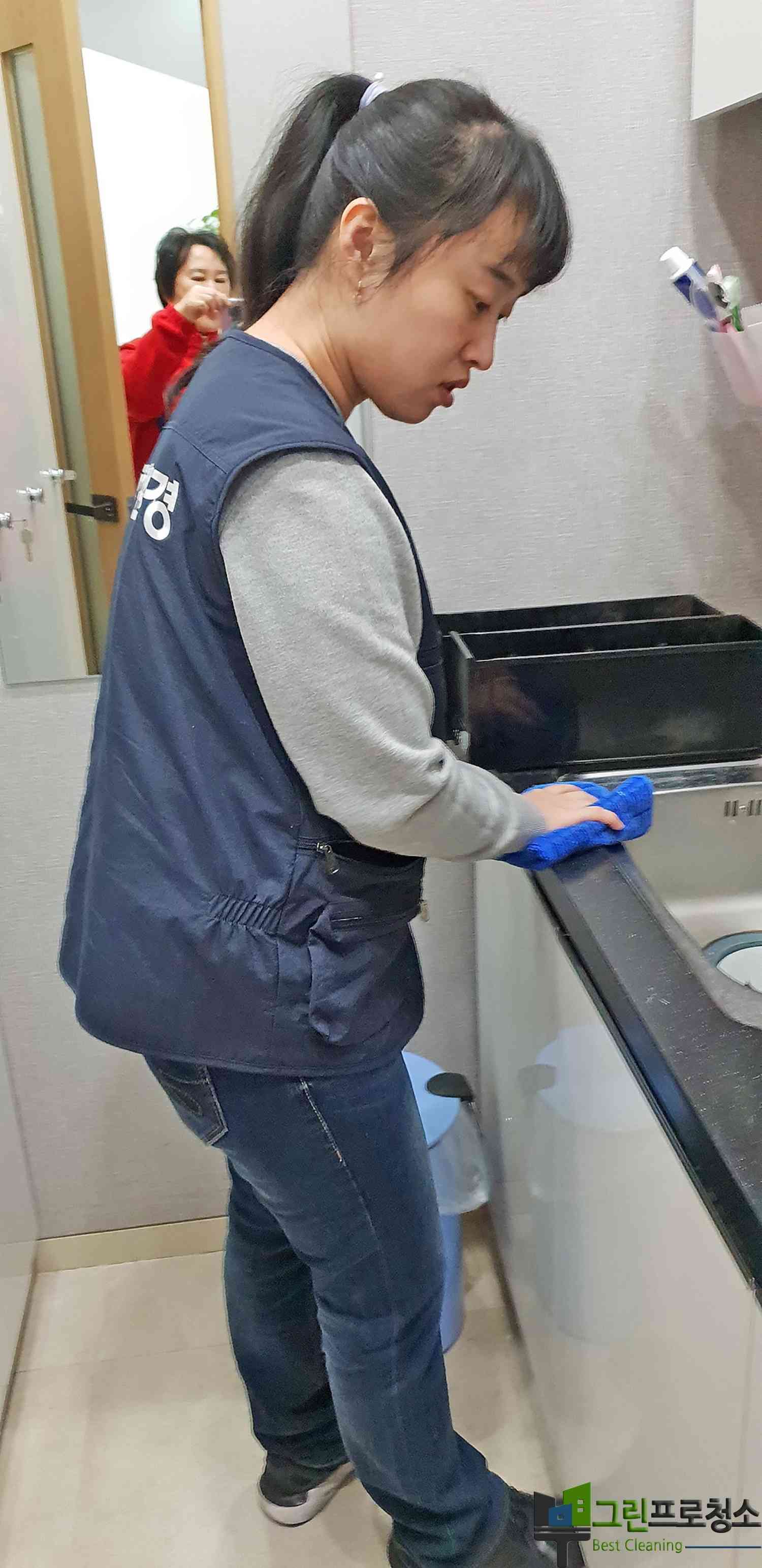 광교 학원 내부 청소 장면