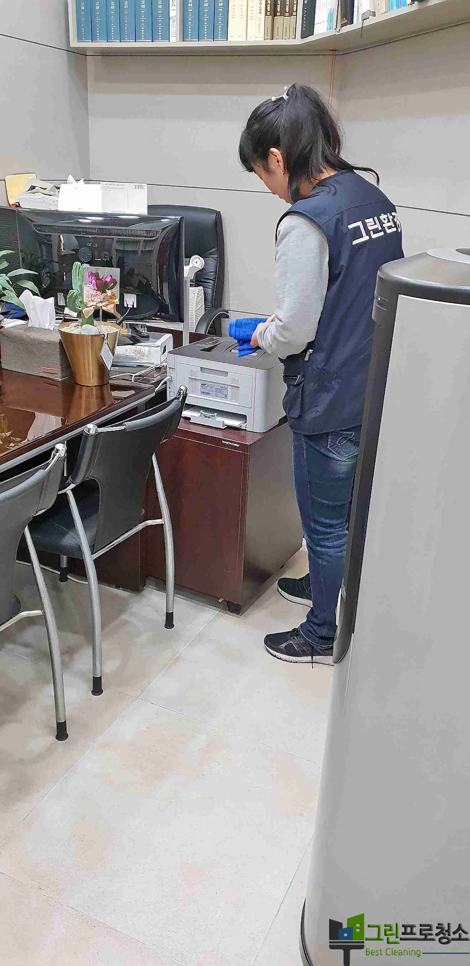 청소 장비를 이용한 바닥클리닝