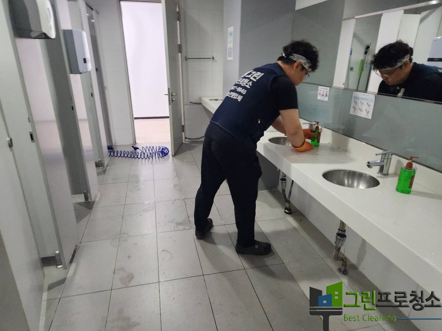 광교 화장실 정기청소 현장 이미지1