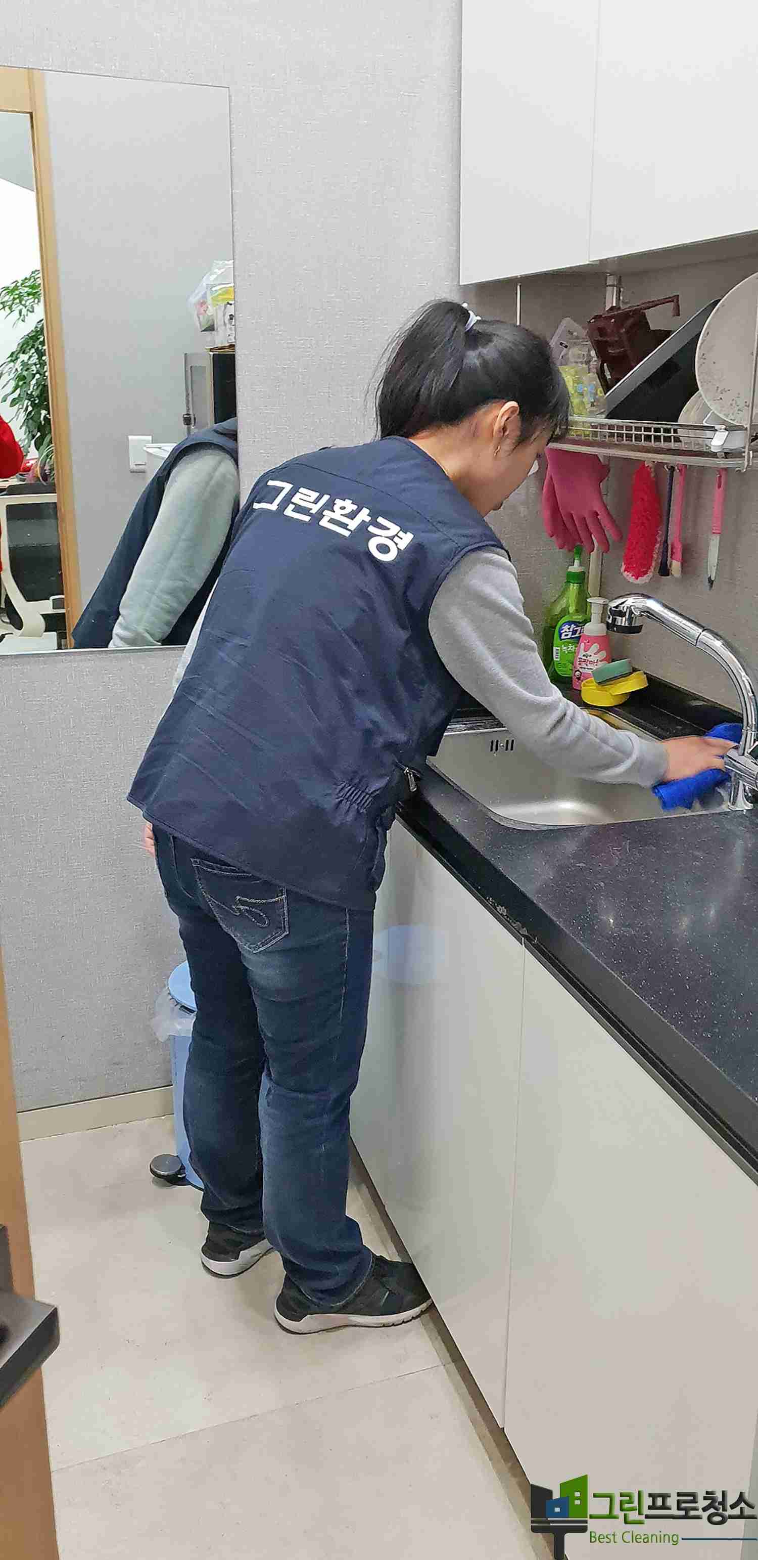 장비를 이용한 바닥 세정