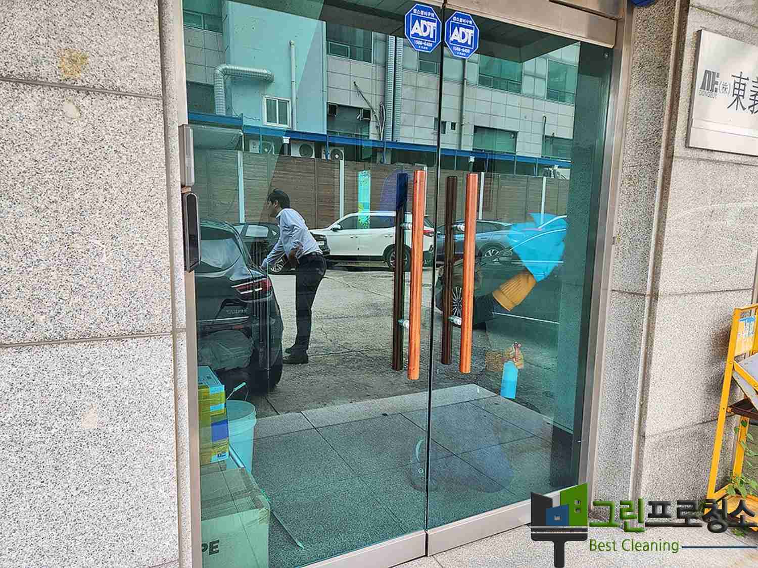 작업 전 설명을 듣는 고객과 담당자