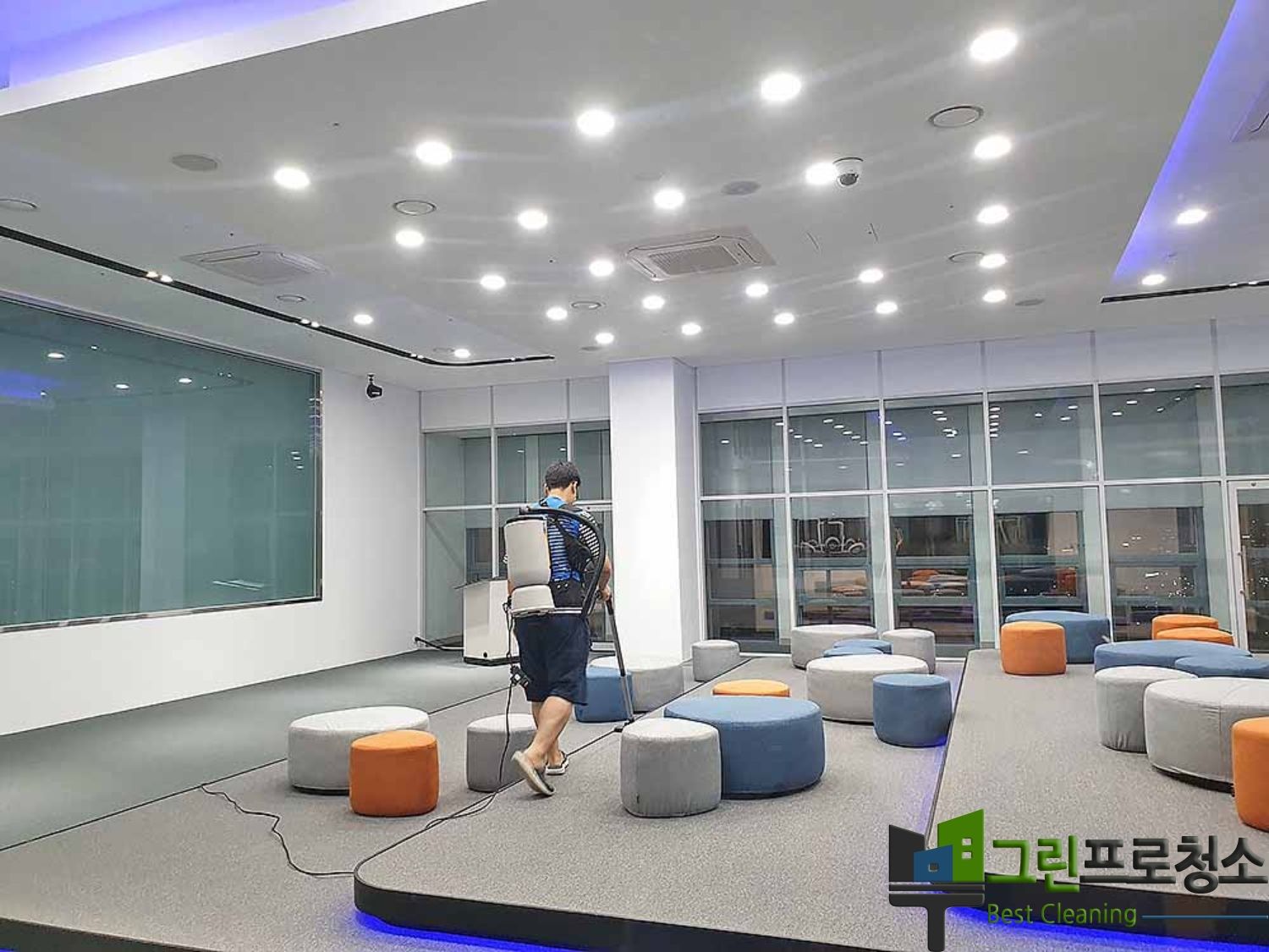 화장실 청소 장면