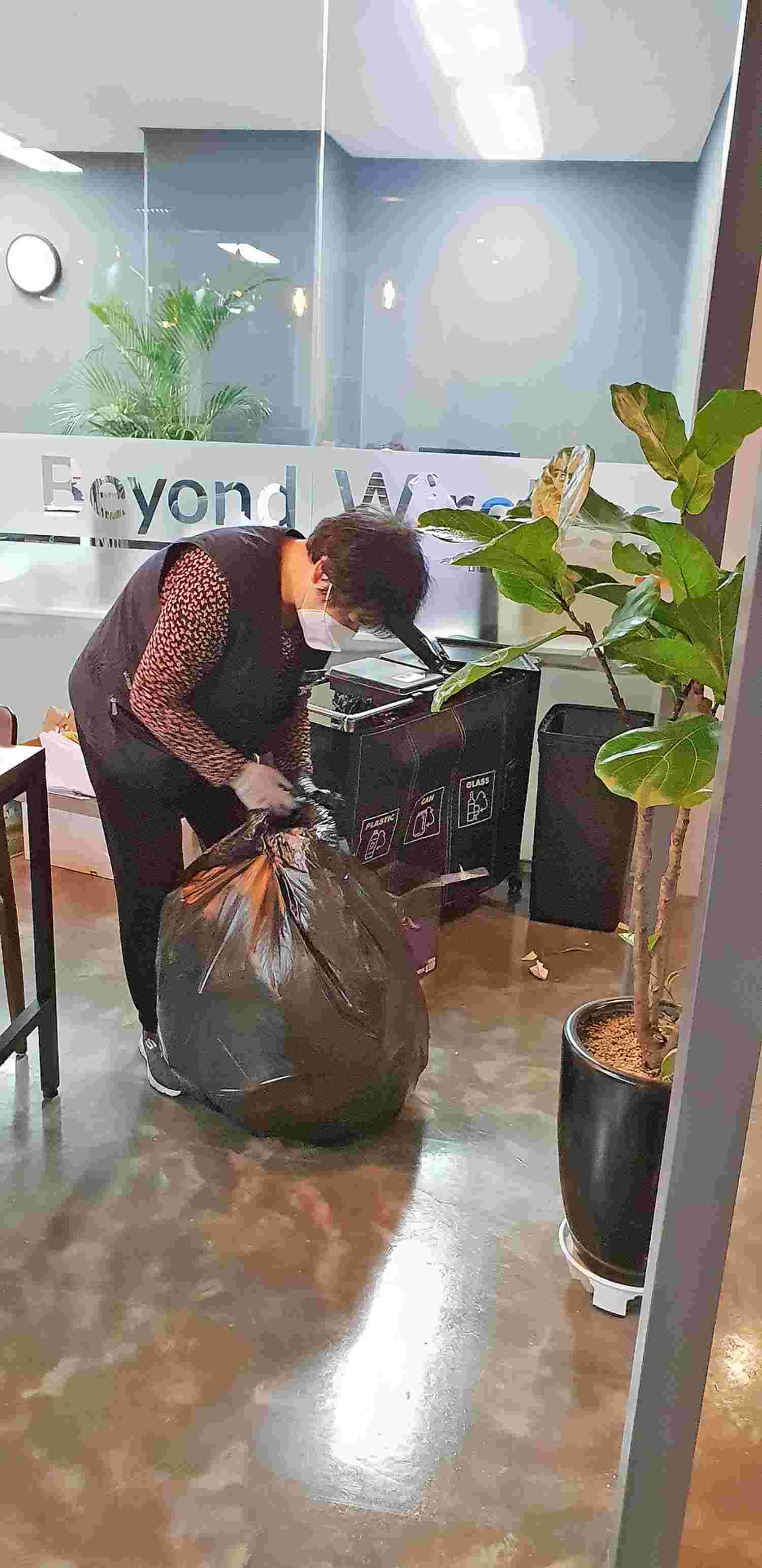 사무실 복도 정기 청소 이미지