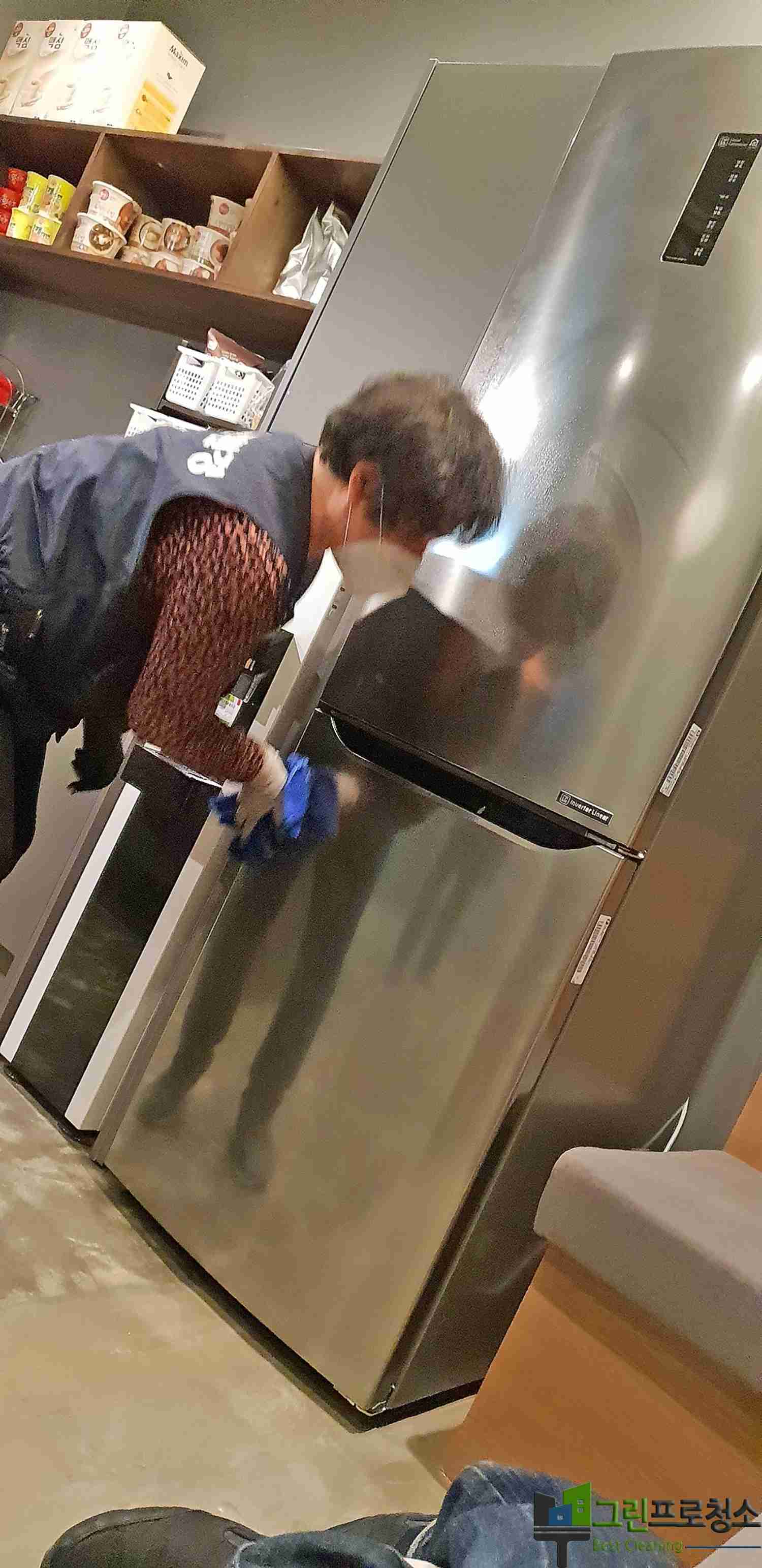 정기 보고서 작성 중인 청소 관리자