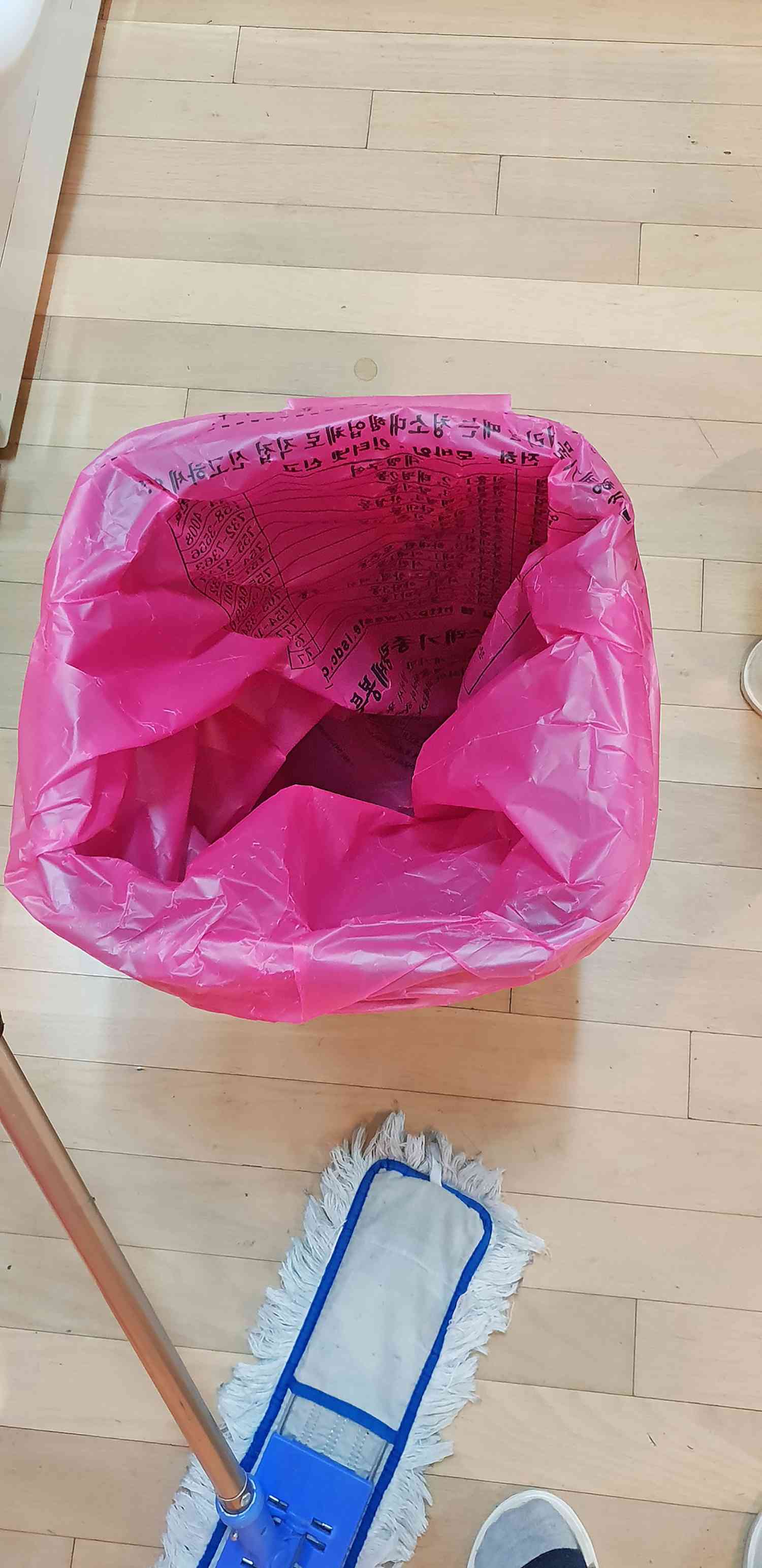 휴게실 청소 장면 이미지5