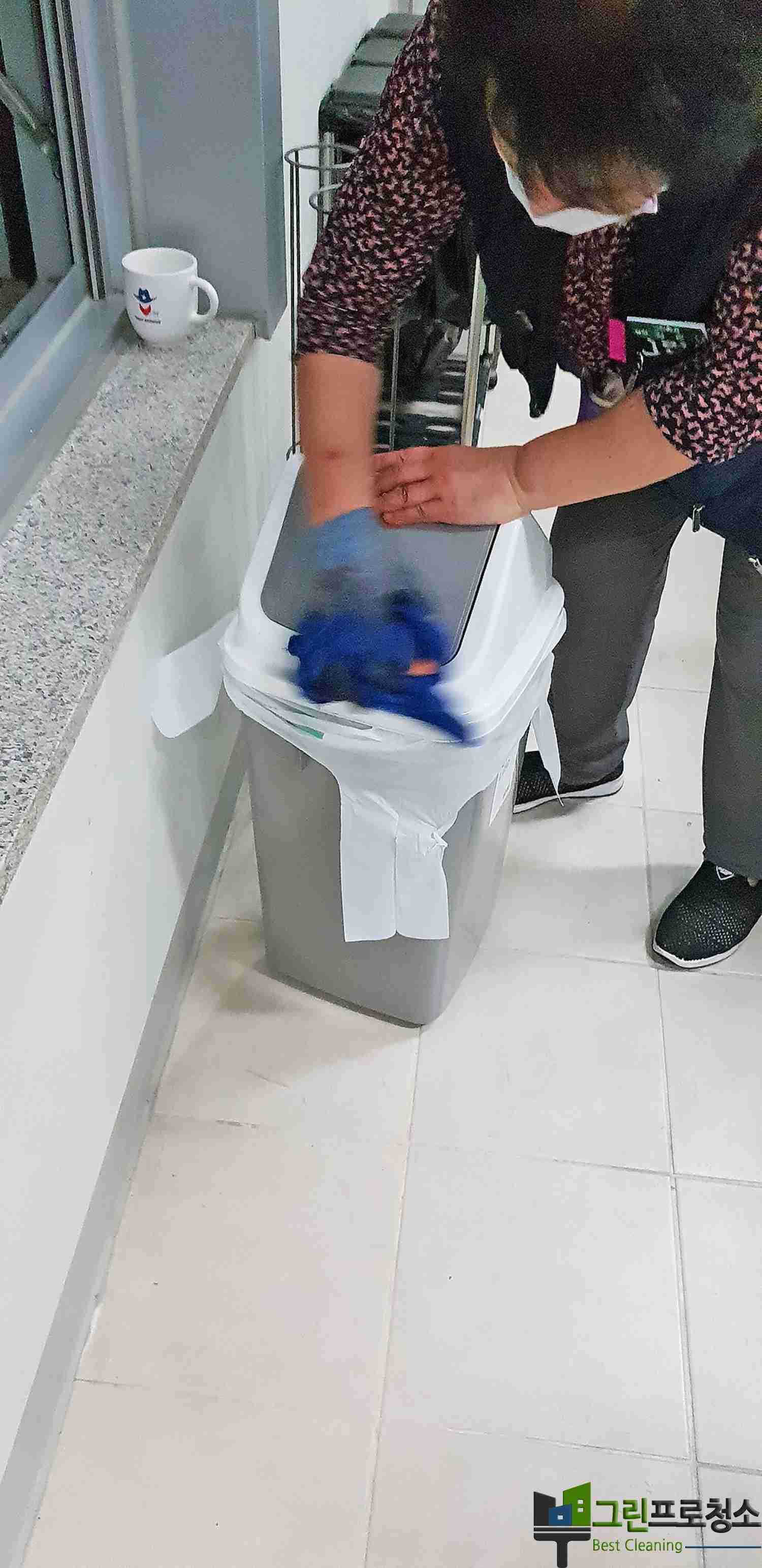 깨끗한 사무실 공간