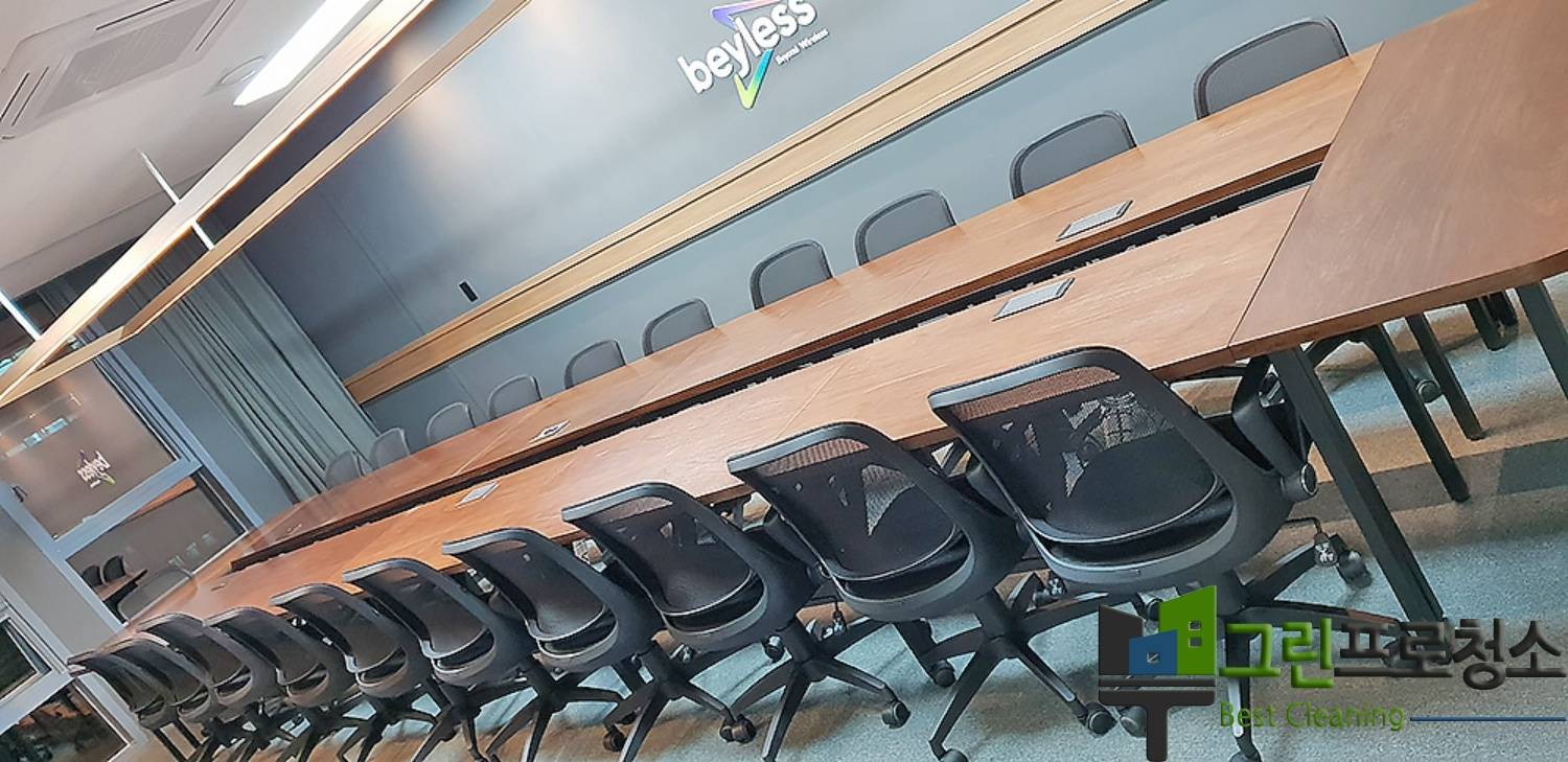정기 점검 중인 청소팀