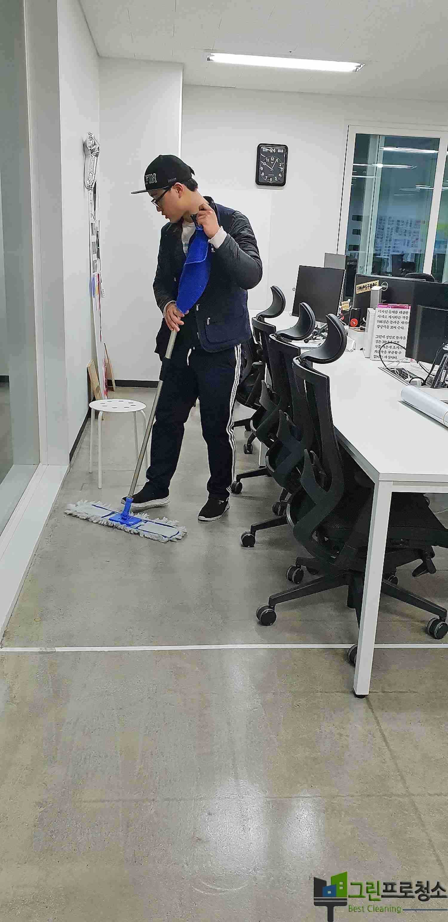 정기적인 사무실 청소 이미지