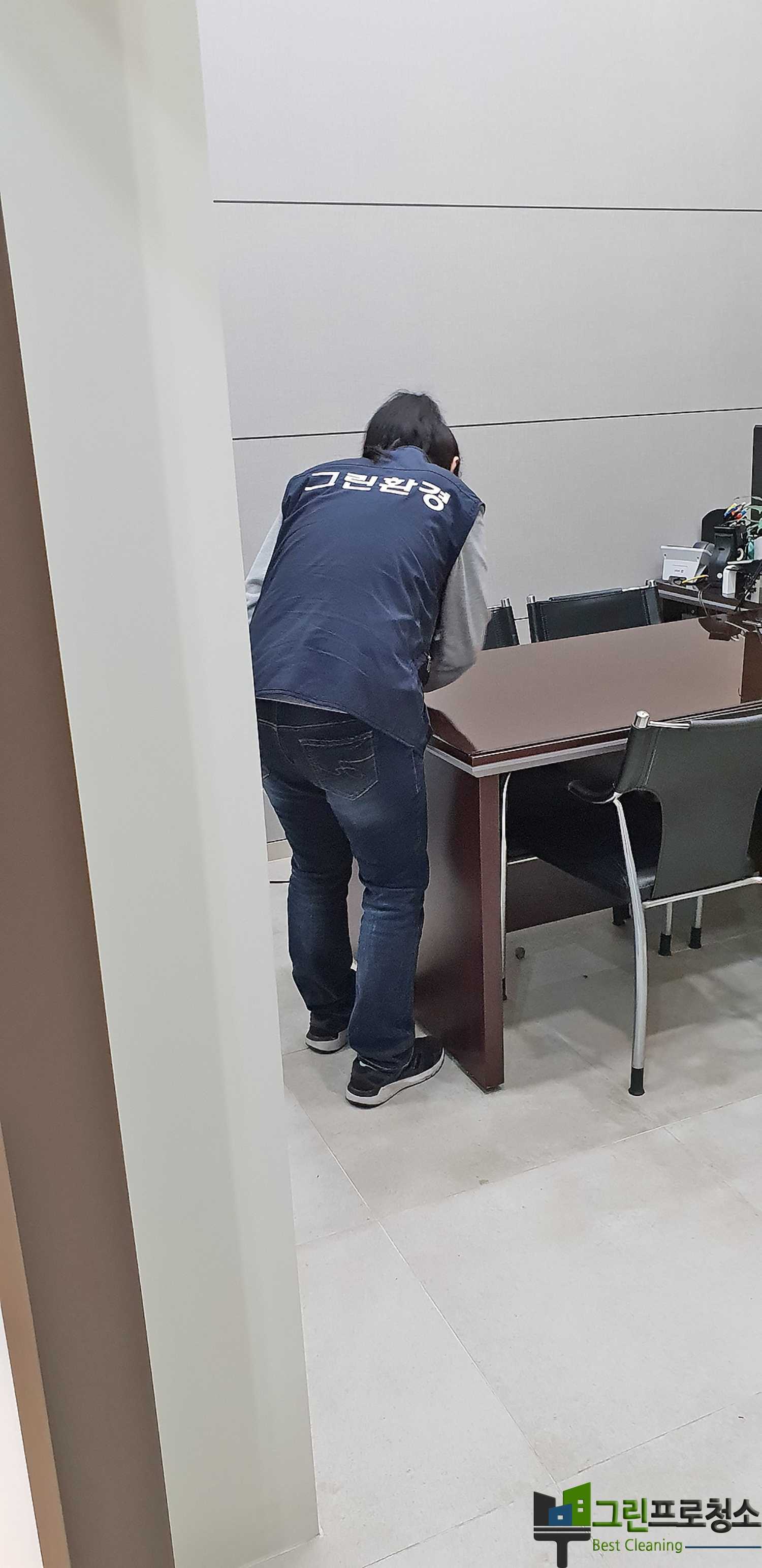 청소 도구와 미세먼지 제거 장비