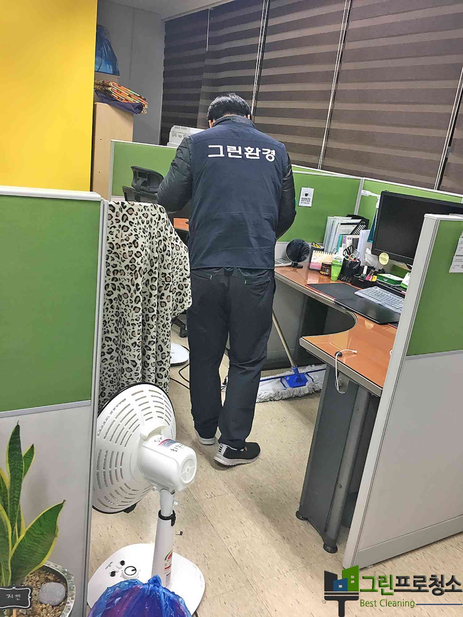 깨끗이 정리된 사무실 풍경