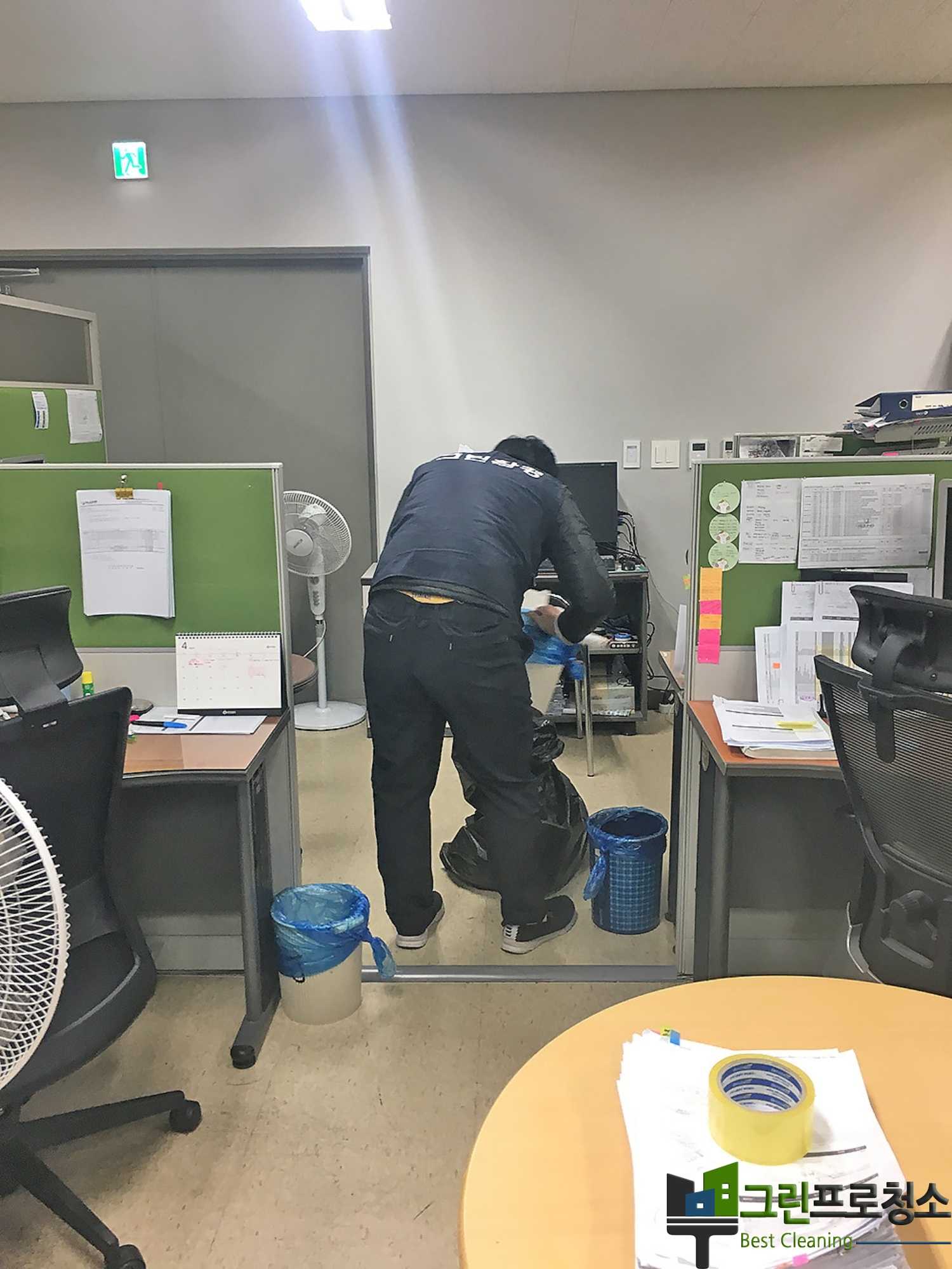 회의실 청소 중 모습