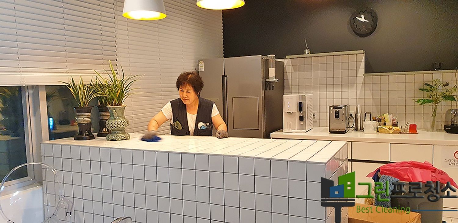 커피머신 위생 상태 점검 모습