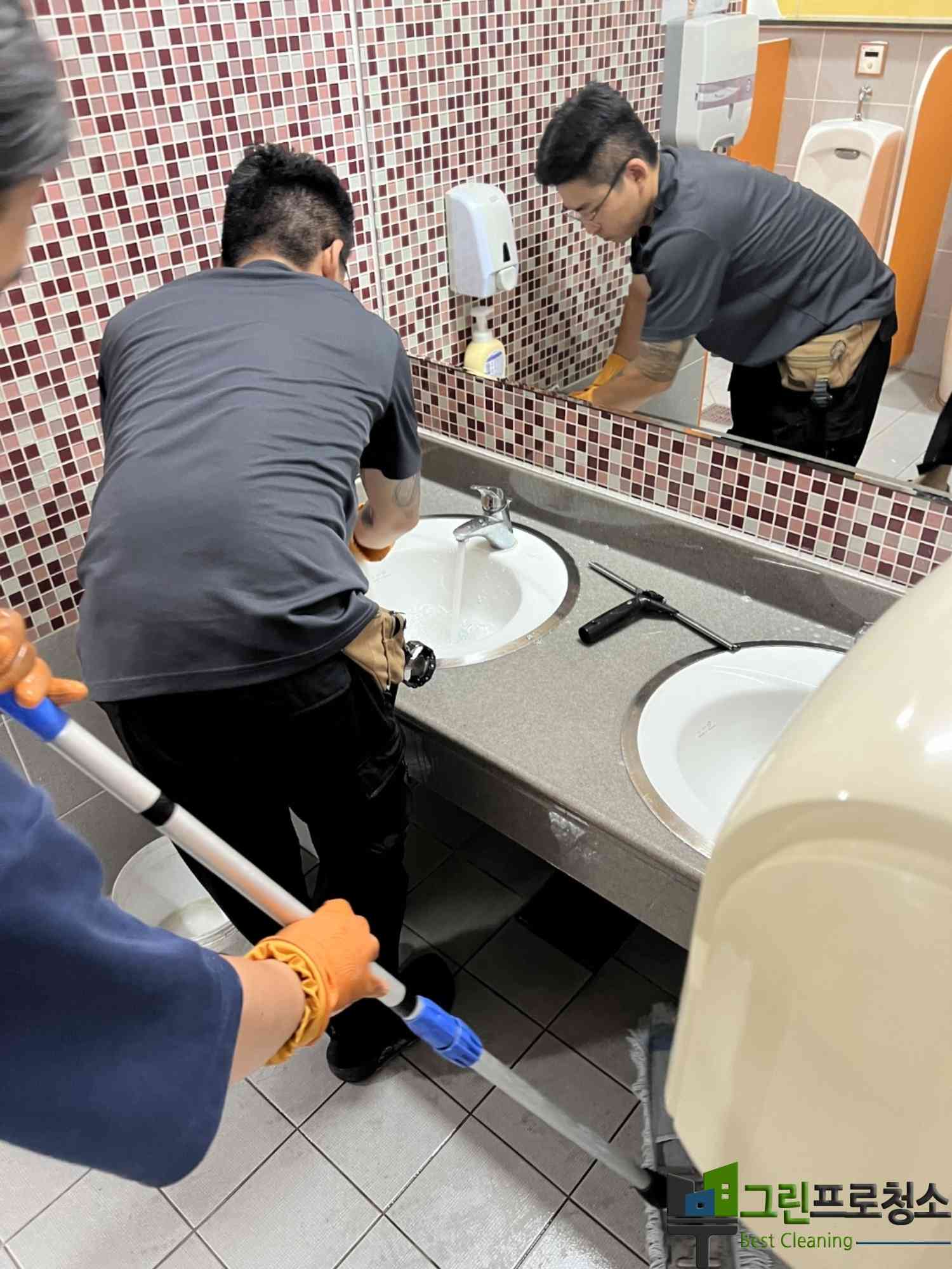 수원 상가 화장실 유리 세정 및 광택 처리