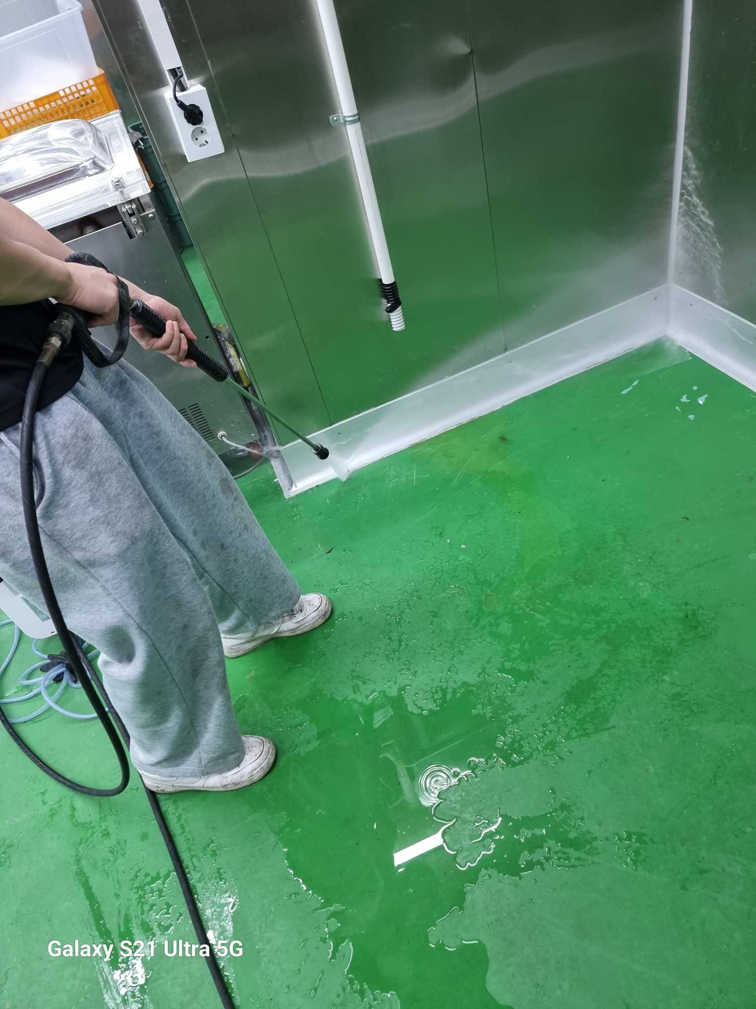 미화팀 정기 청소 작업