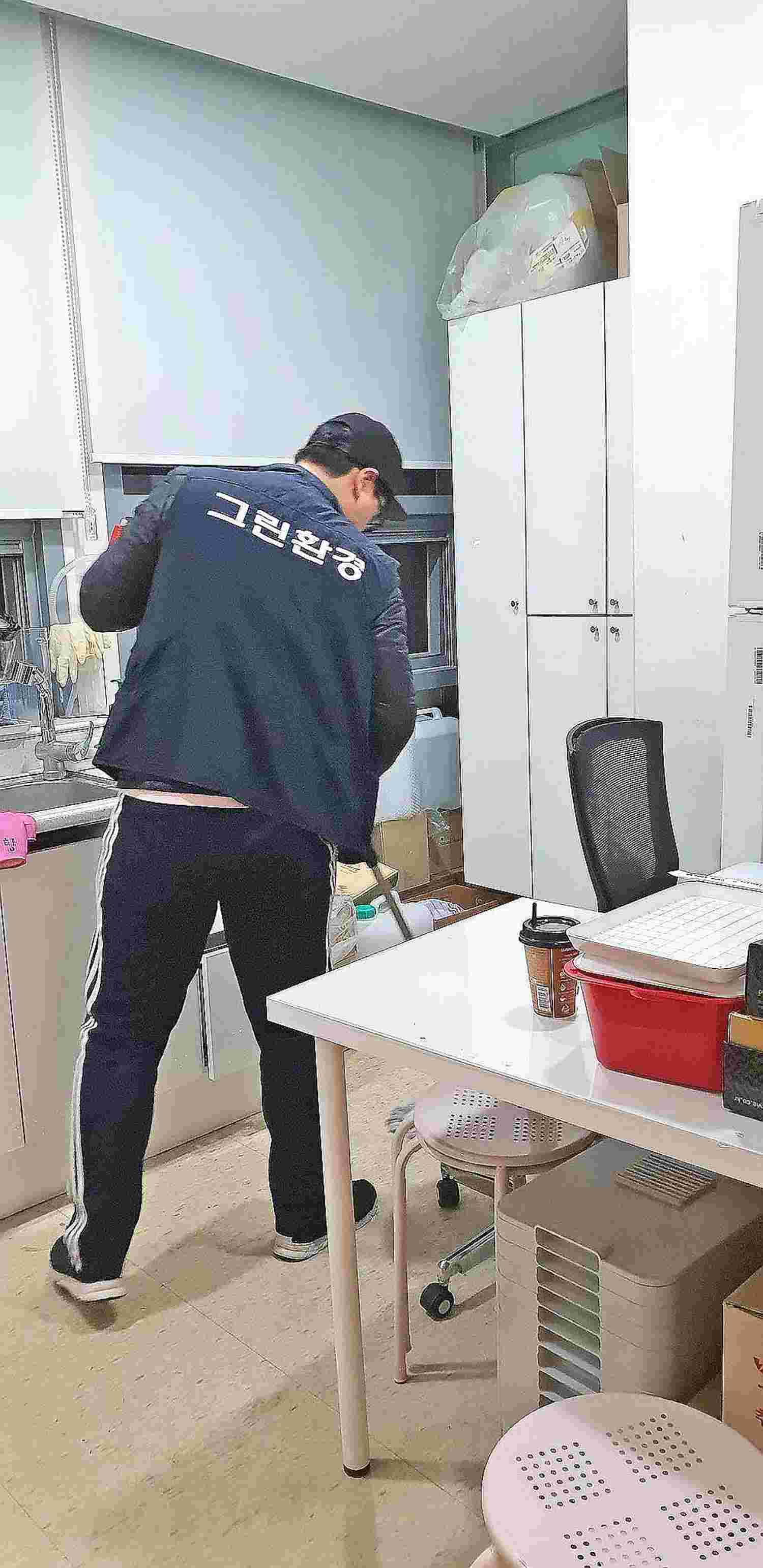 의원 내부의 반짝이는 바닥