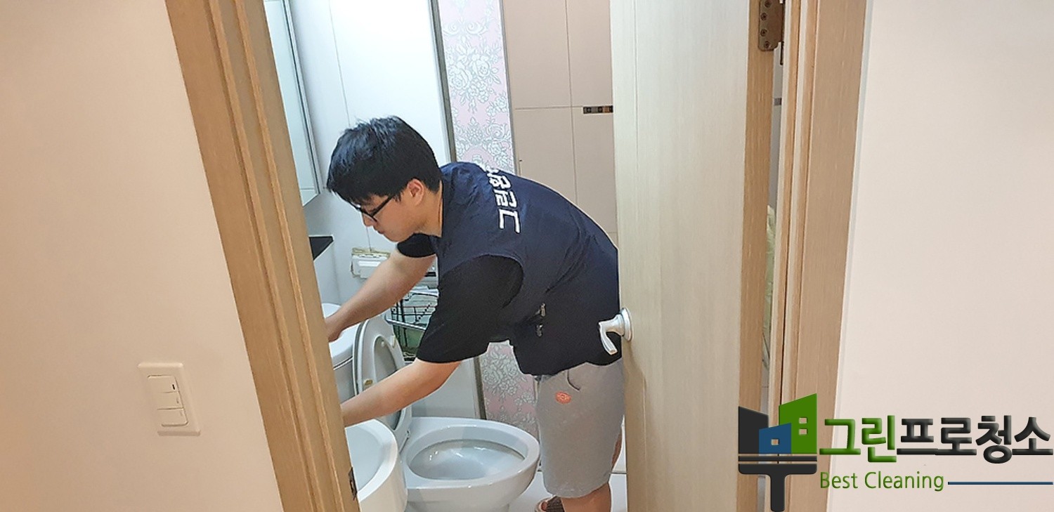 회의실 바닥 청소 진행 중