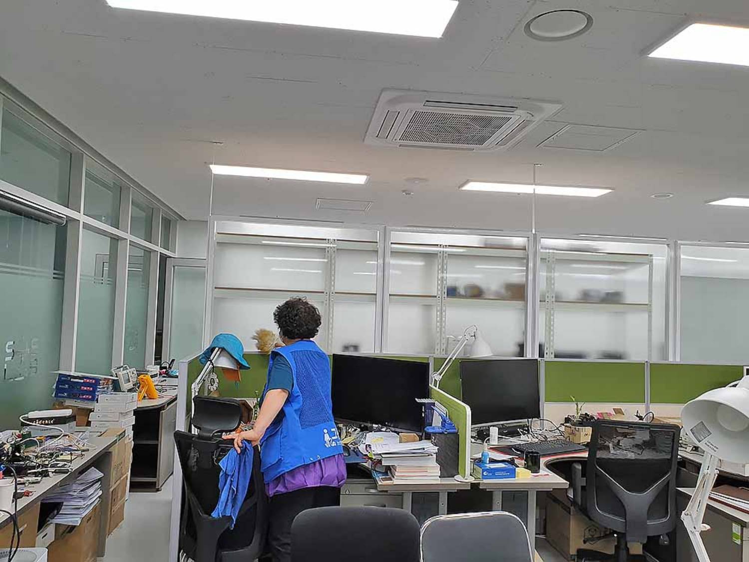 회의실 내부 청소사진