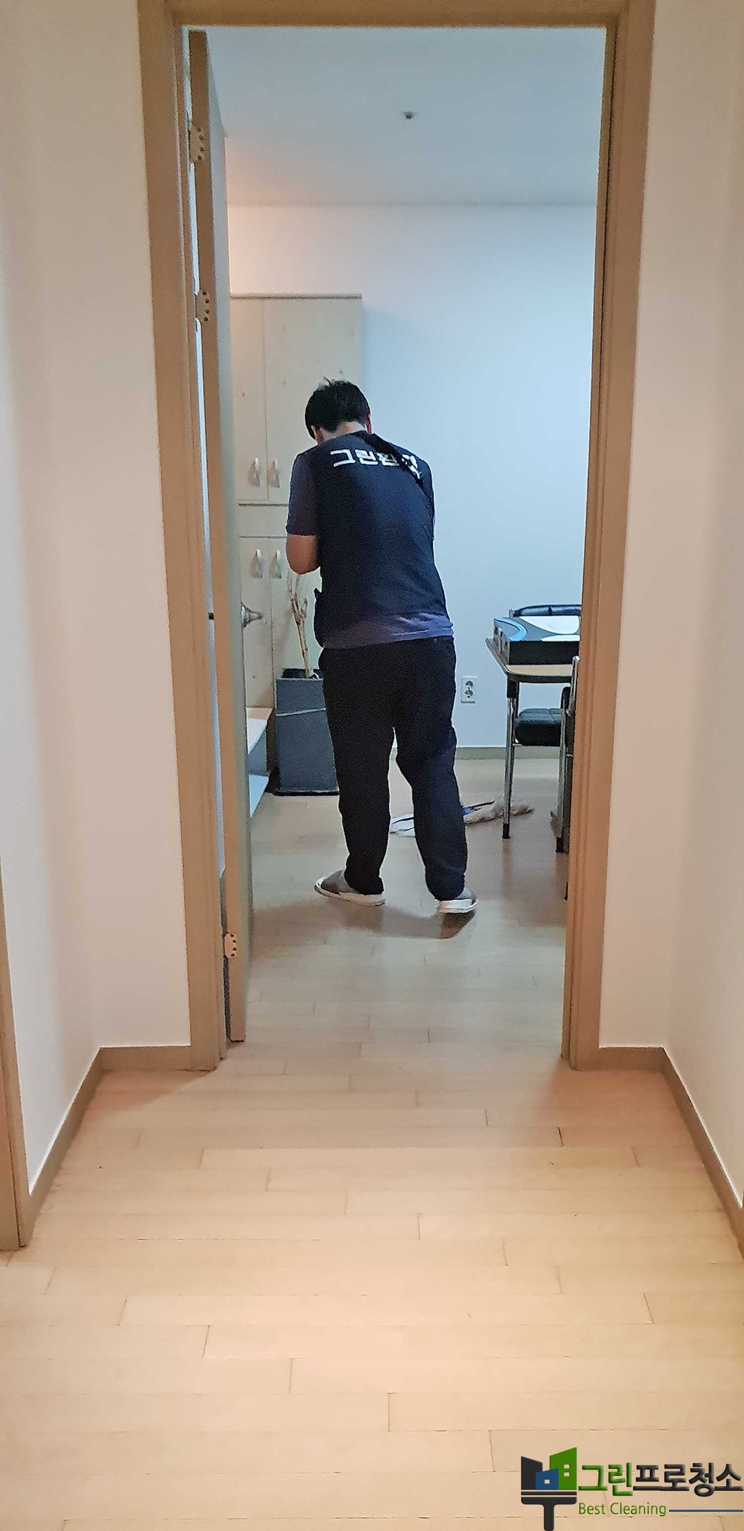 사무실 바닥 클리닝