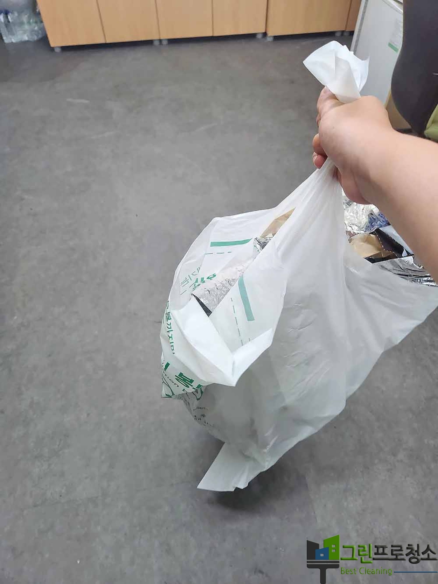 청결해진 창고 내부 이미지